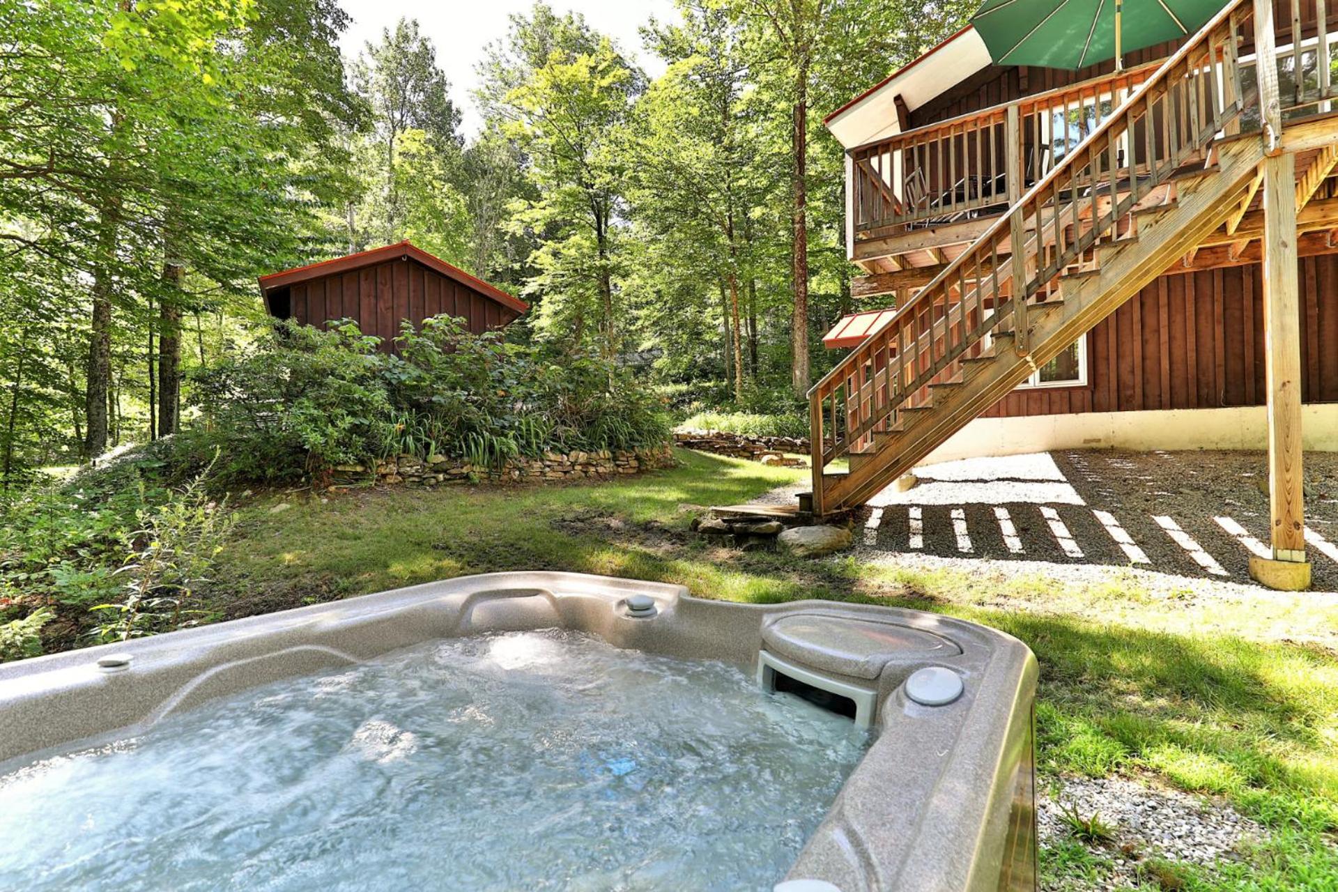 the SHACK - Three Bedroom Home Close to Ski Resort with Hot Tub