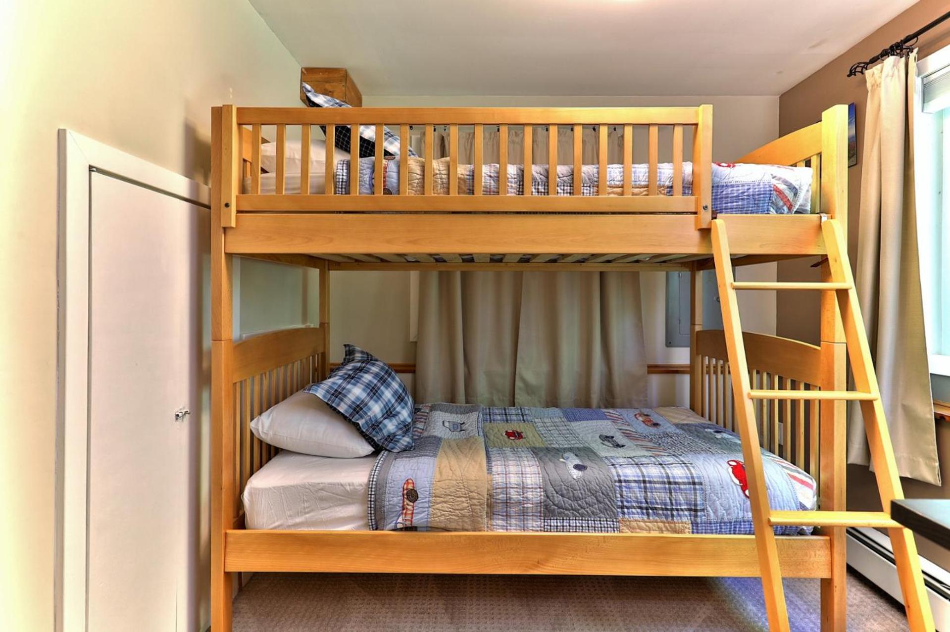 the SHACK - Three Bedroom Home Close to Ski Resort with Hot Tub