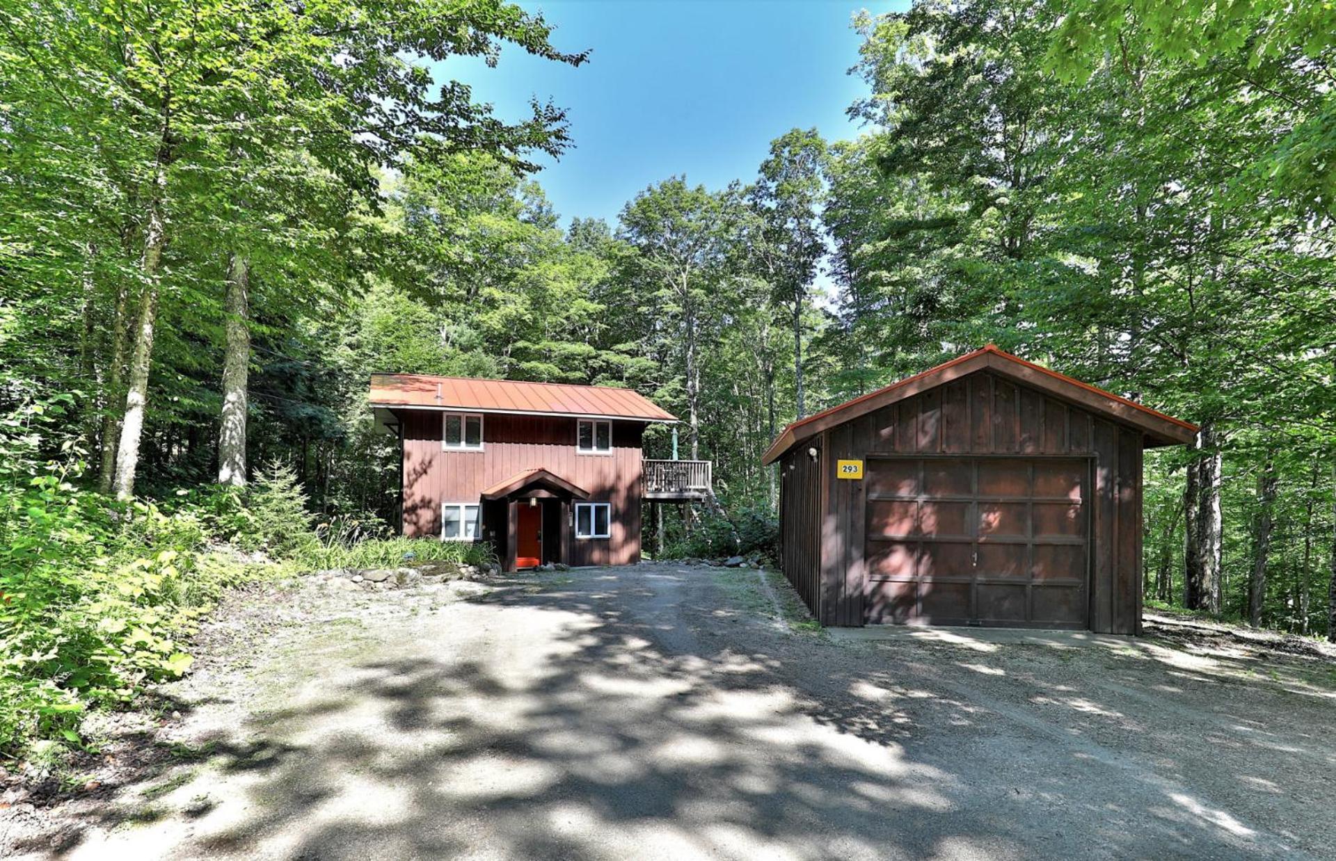 the SHACK - Three Bedroom Home Close to Ski Resort with Hot Tub