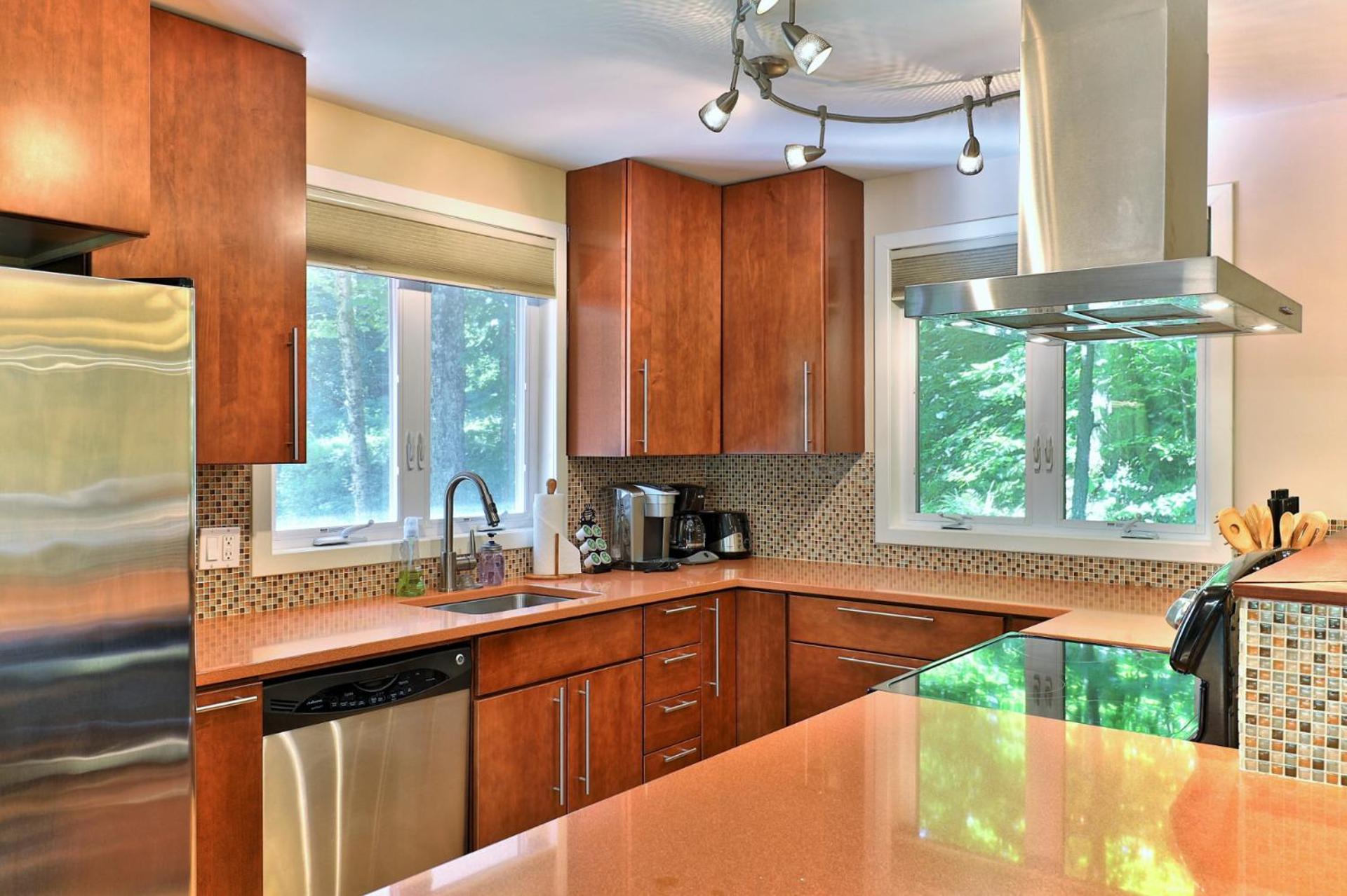 the SHACK - Three Bedroom Home Close to Ski Resort with Hot Tub