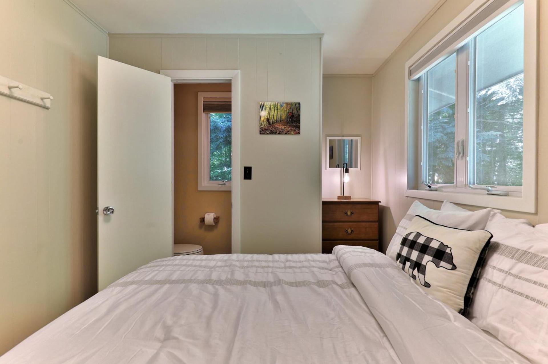 the SHACK - Three Bedroom Home Close to Ski Resort with Hot Tub