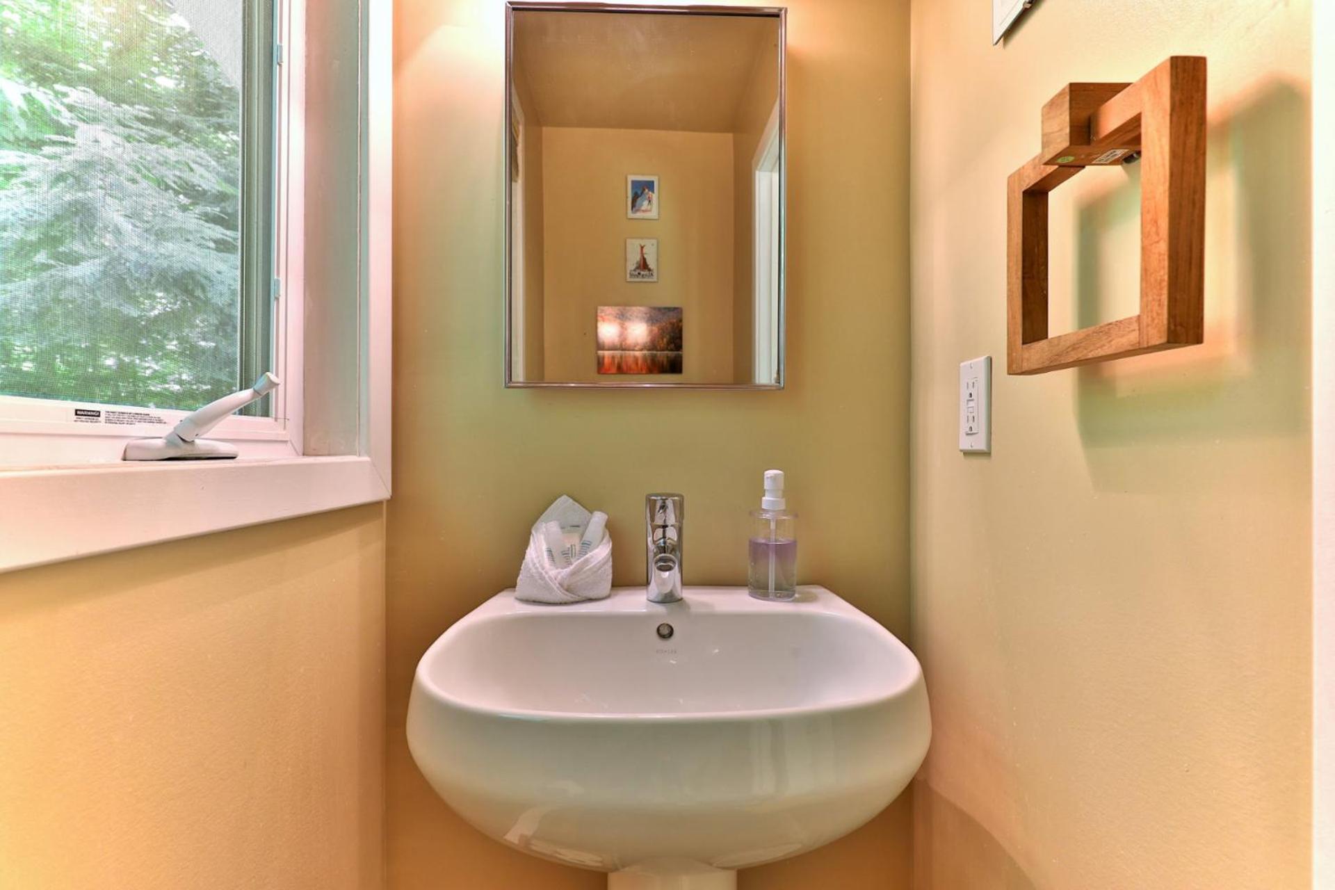the SHACK - Three Bedroom Home Close to Ski Resort with Hot Tub