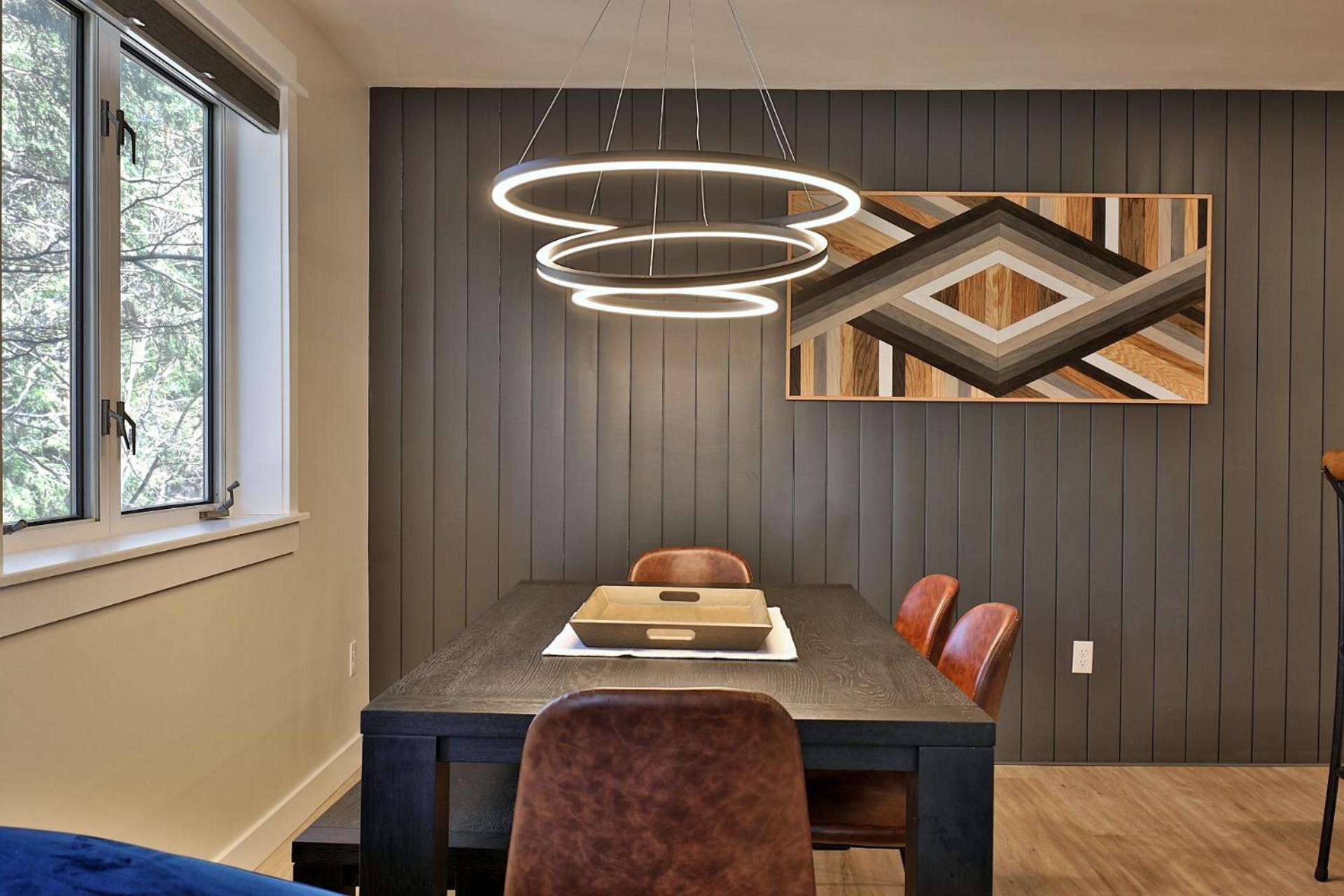 The Swirl Suite, Renovated 2RM-2BA Condo, Sleeps 6, Fireplace, Summer Pool