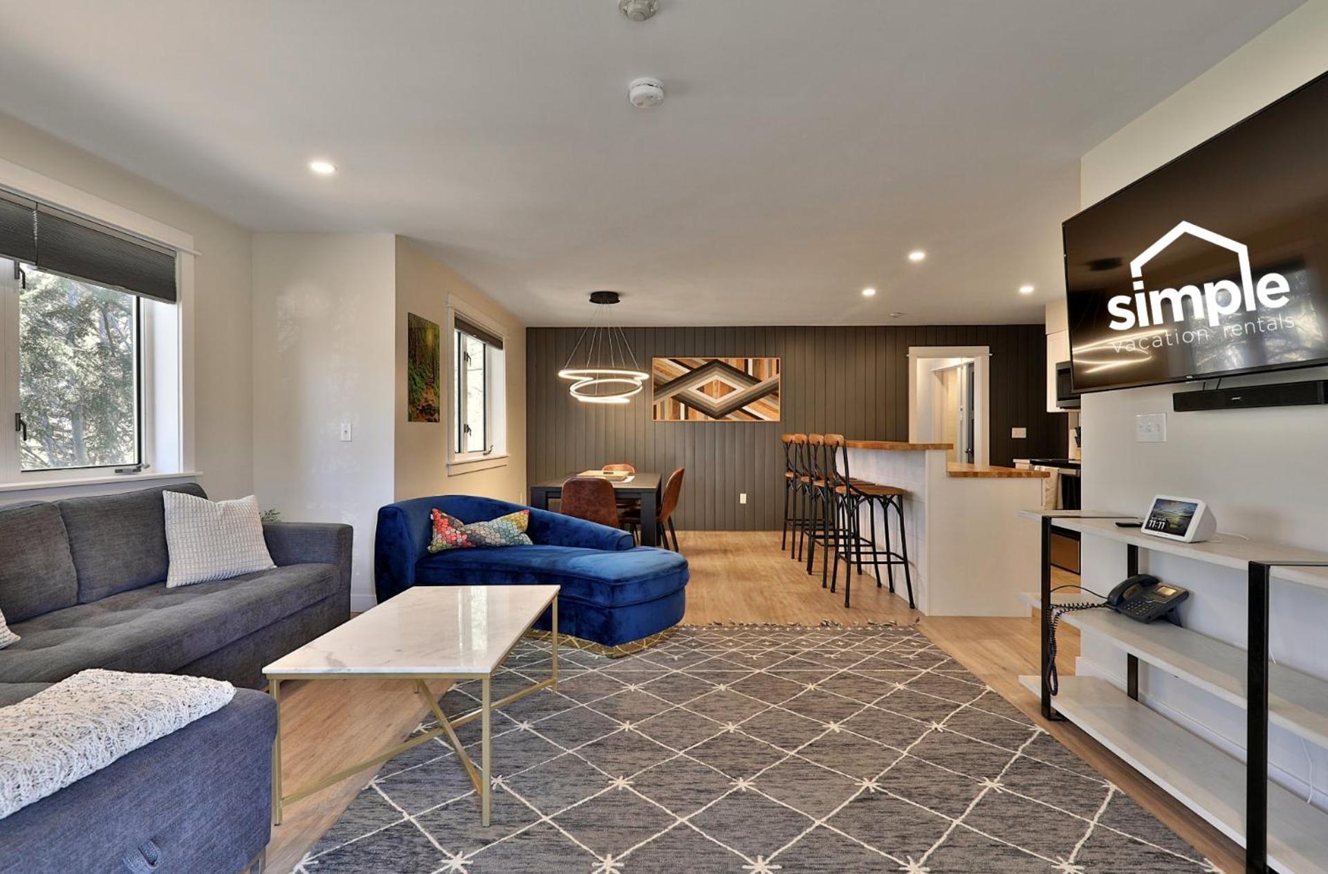 The Swirl Suite, Renovated 2RM-2BA Condo, Sleeps 6, Fireplace, Summer Pool