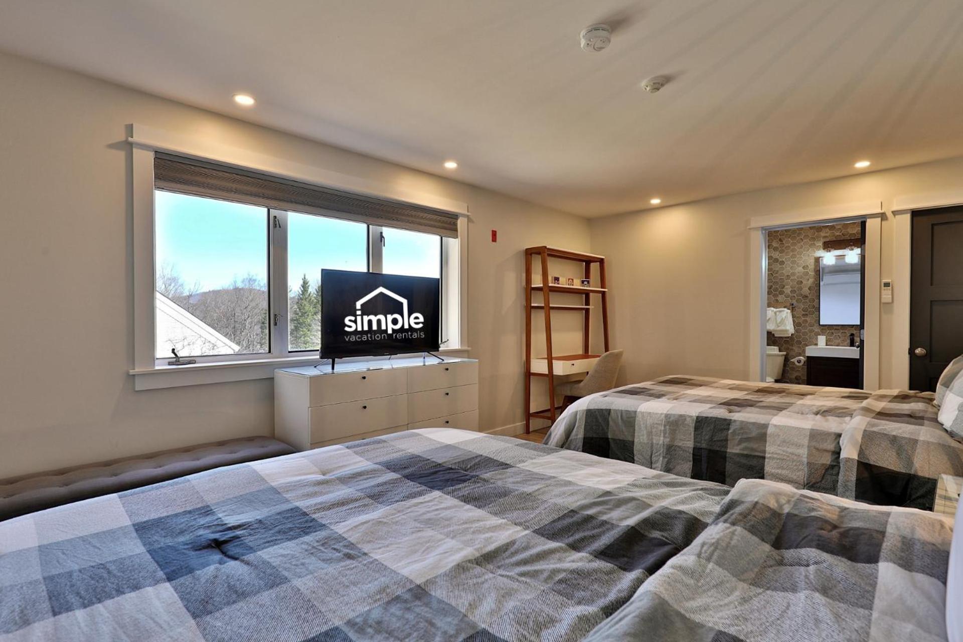 The Swirl Suite, Renovated 2RM-2BA Condo, Sleeps 6, Fireplace, Summer Pool