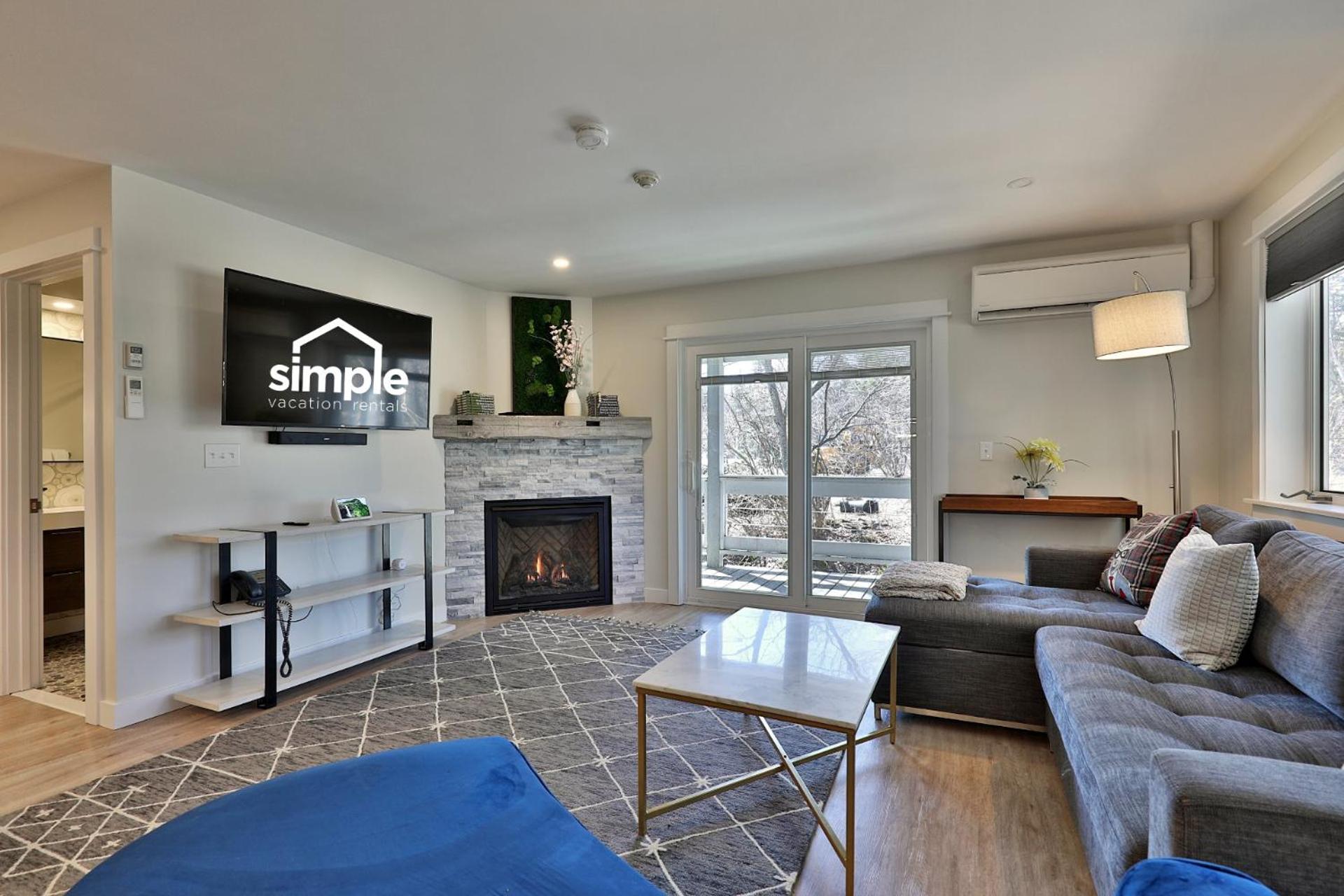 The Swirl Suite, Renovated 2RM-2BA Condo, Sleeps 6, Fireplace, Summer Pool