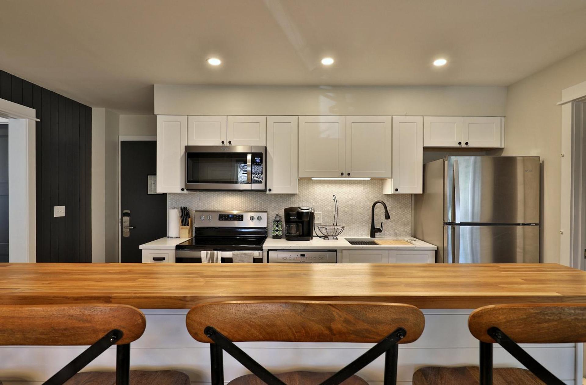 The Swirl Suite, Renovated 2RM-2BA Condo, Sleeps 6, Fireplace, Summer Pool
