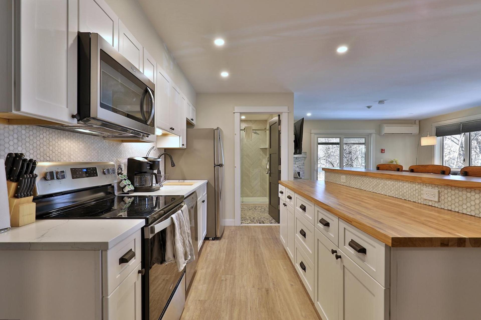The Swirl Suite, Renovated 2RM-2BA Condo, Sleeps 6, Fireplace, Summer Pool