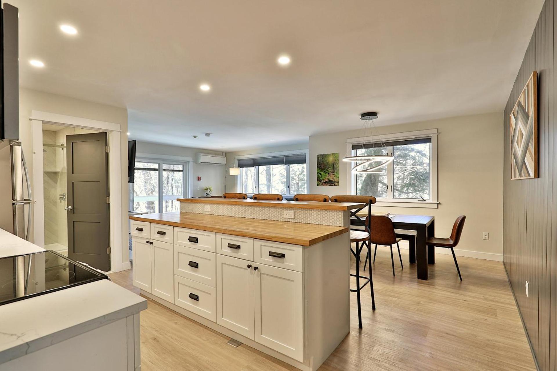 The Swirl Suite, Renovated 2RM-2BA Condo, Sleeps 6, Fireplace, Summer Pool