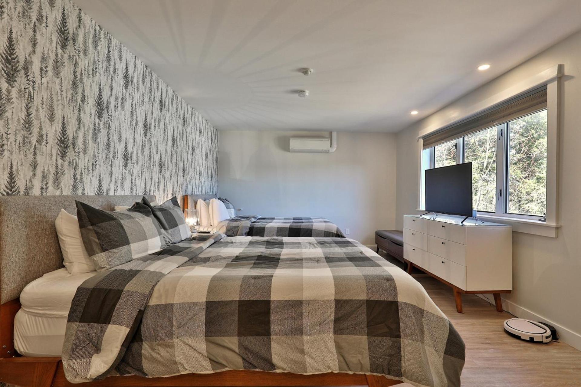 The Swirl Suite, Renovated 2RM-2BA Condo, Sleeps 6, Fireplace, Summer Pool