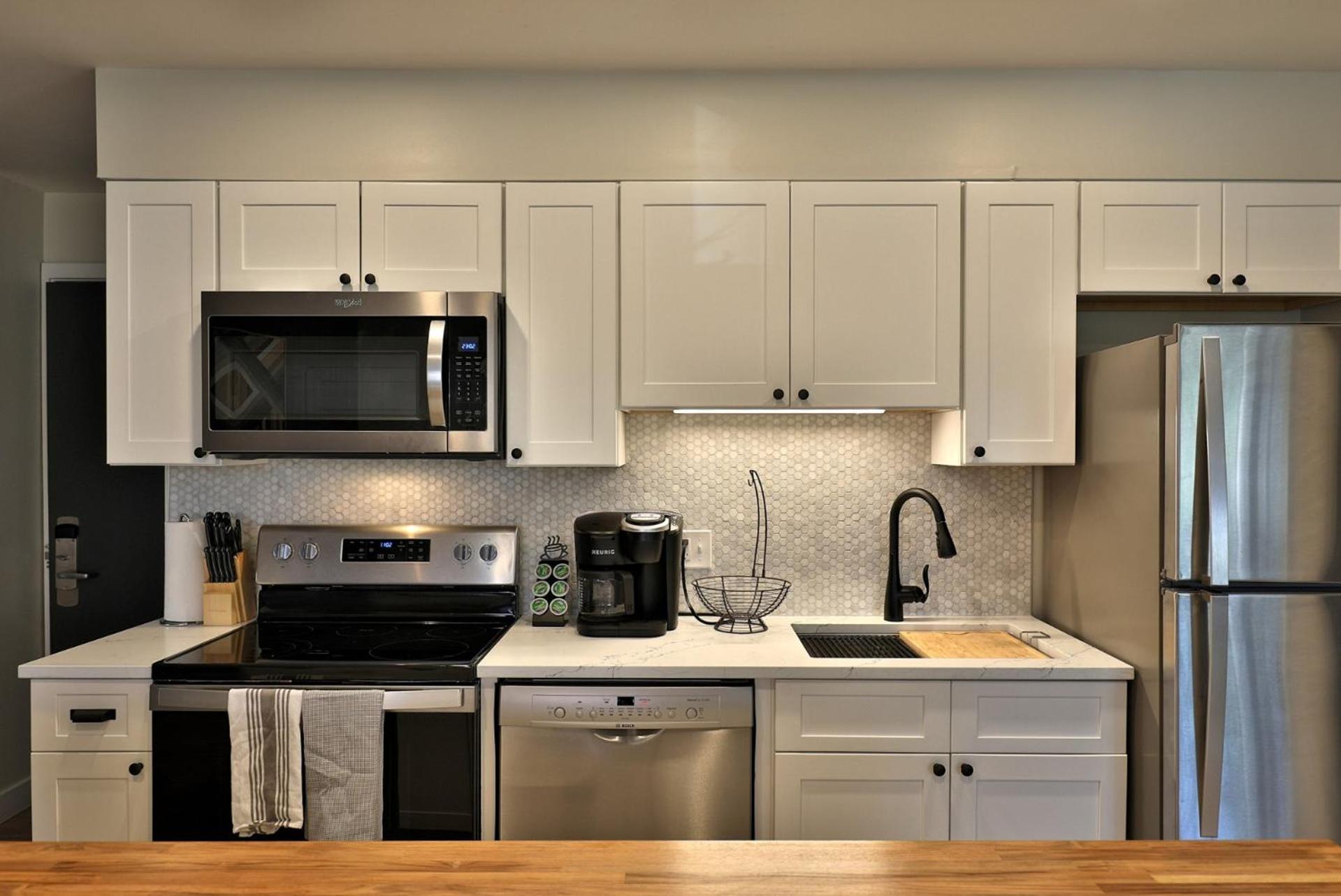 The Swirl Suite, Renovated 2RM-2BA Condo, Sleeps 6, Fireplace, Summer Pool