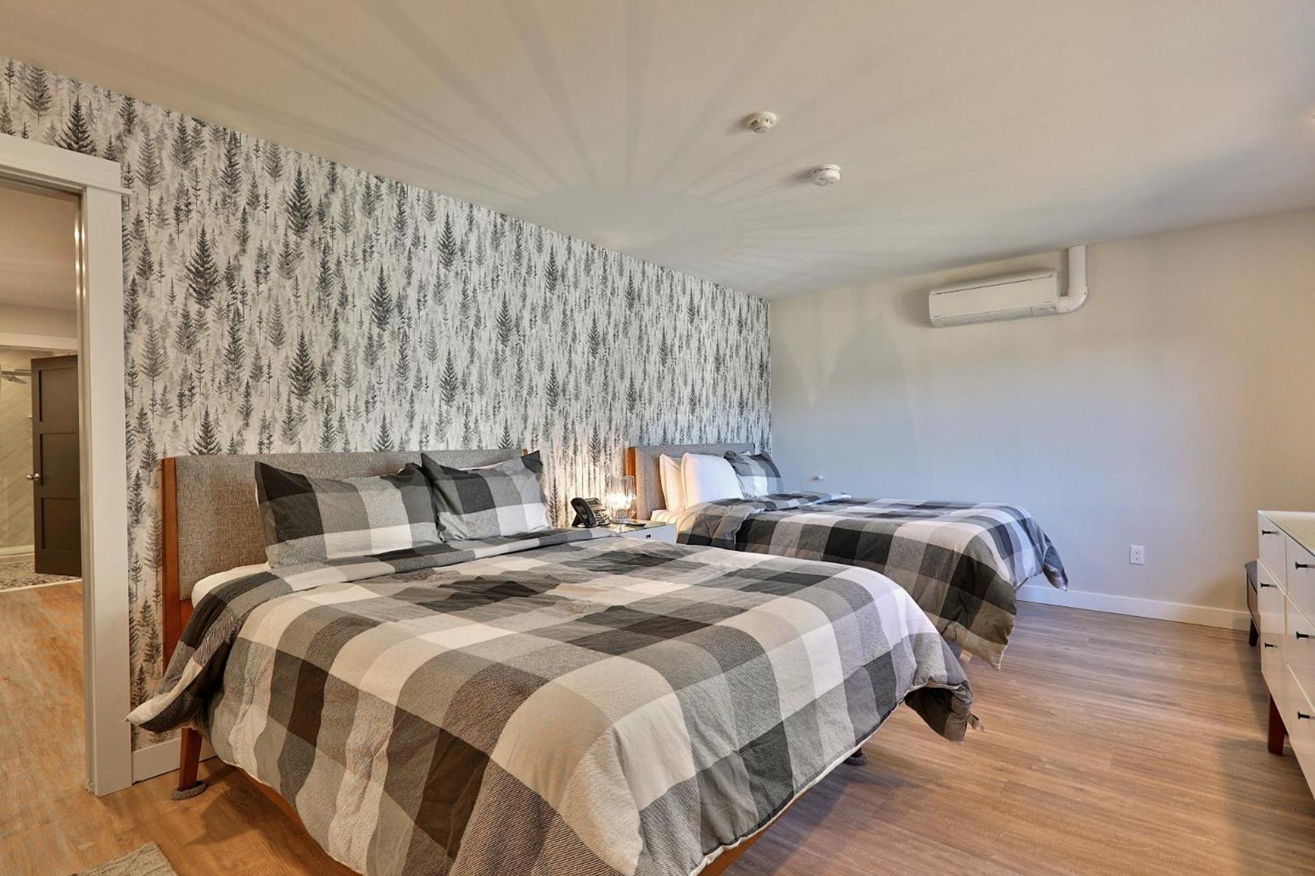 The Swirl Suite, Renovated 2RM-2BA Condo, Sleeps 6, Fireplace, Summer Pool