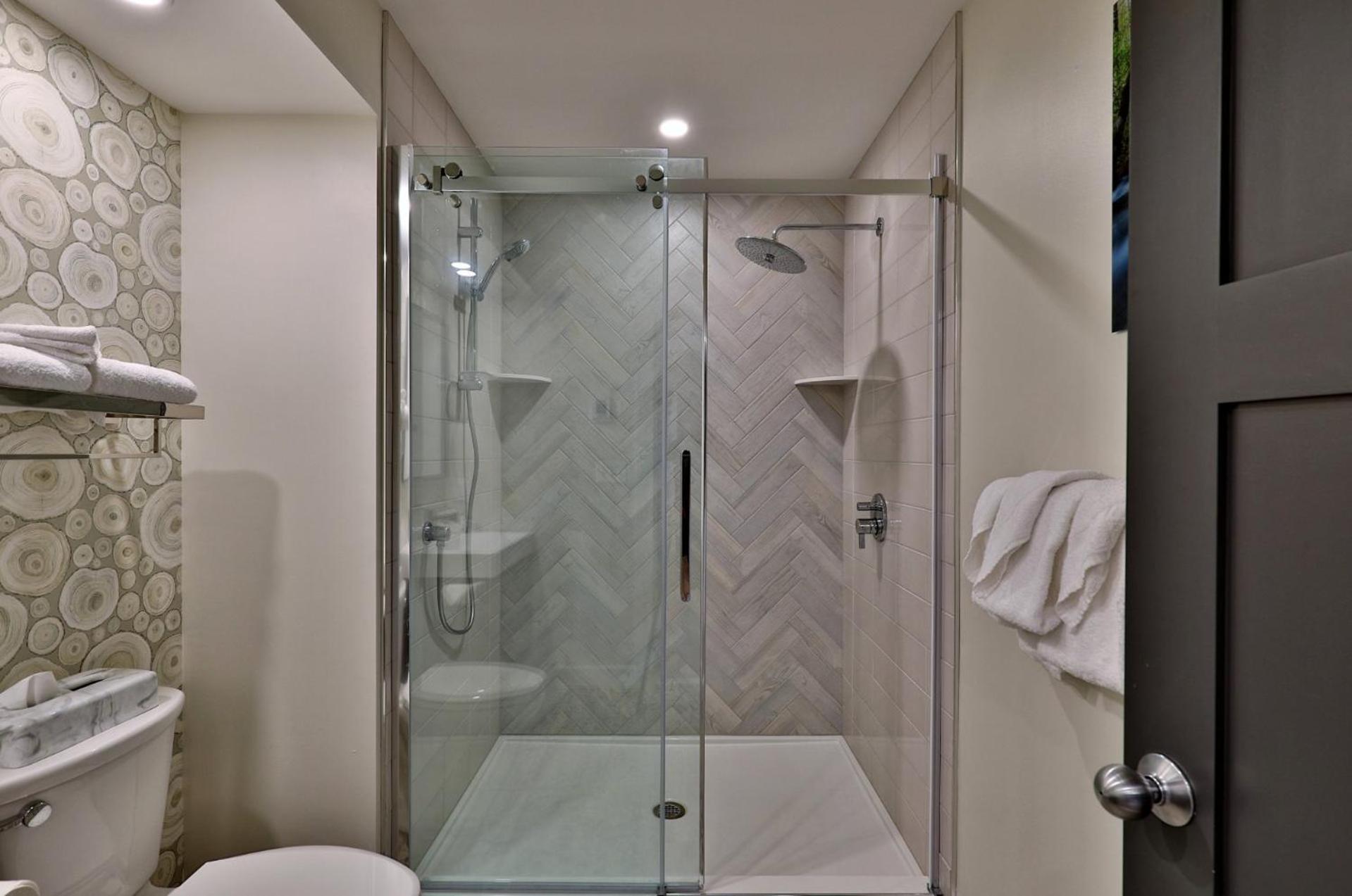 The Swirl Suite, Renovated 2RM-2BA Condo, Sleeps 6, Fireplace, Summer Pool
