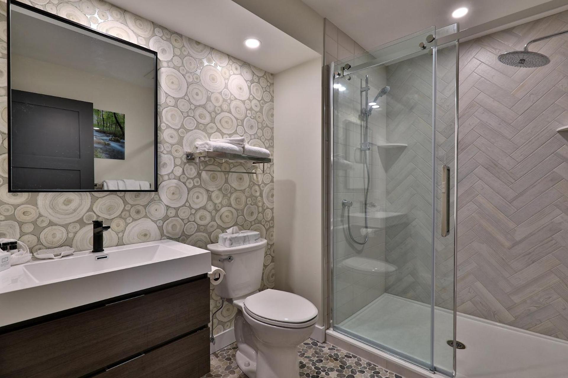 The Swirl Suite, Renovated 2RM-2BA Condo, Sleeps 6, Fireplace, Summer Pool
