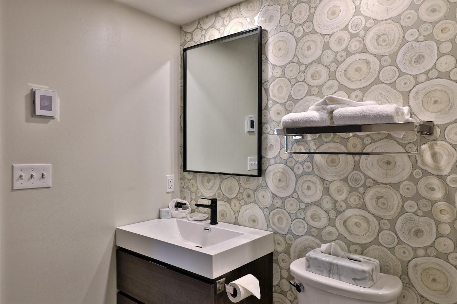 The Swirl Suite, Renovated 2RM-2BA Condo, Sleeps 6, Fireplace, Summer Pool