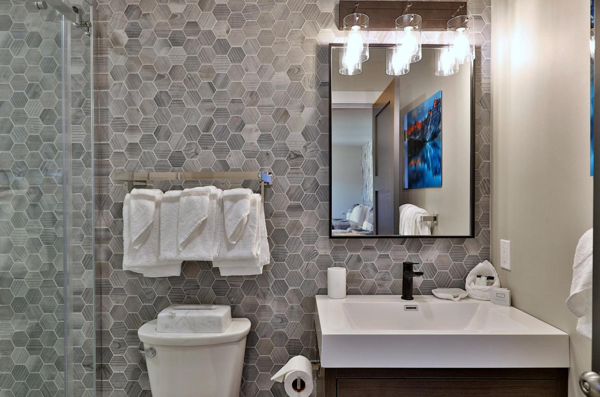 The Swirl Suite, Renovated 2RM-2BA Condo, Sleeps 6, Fireplace, Summer Pool