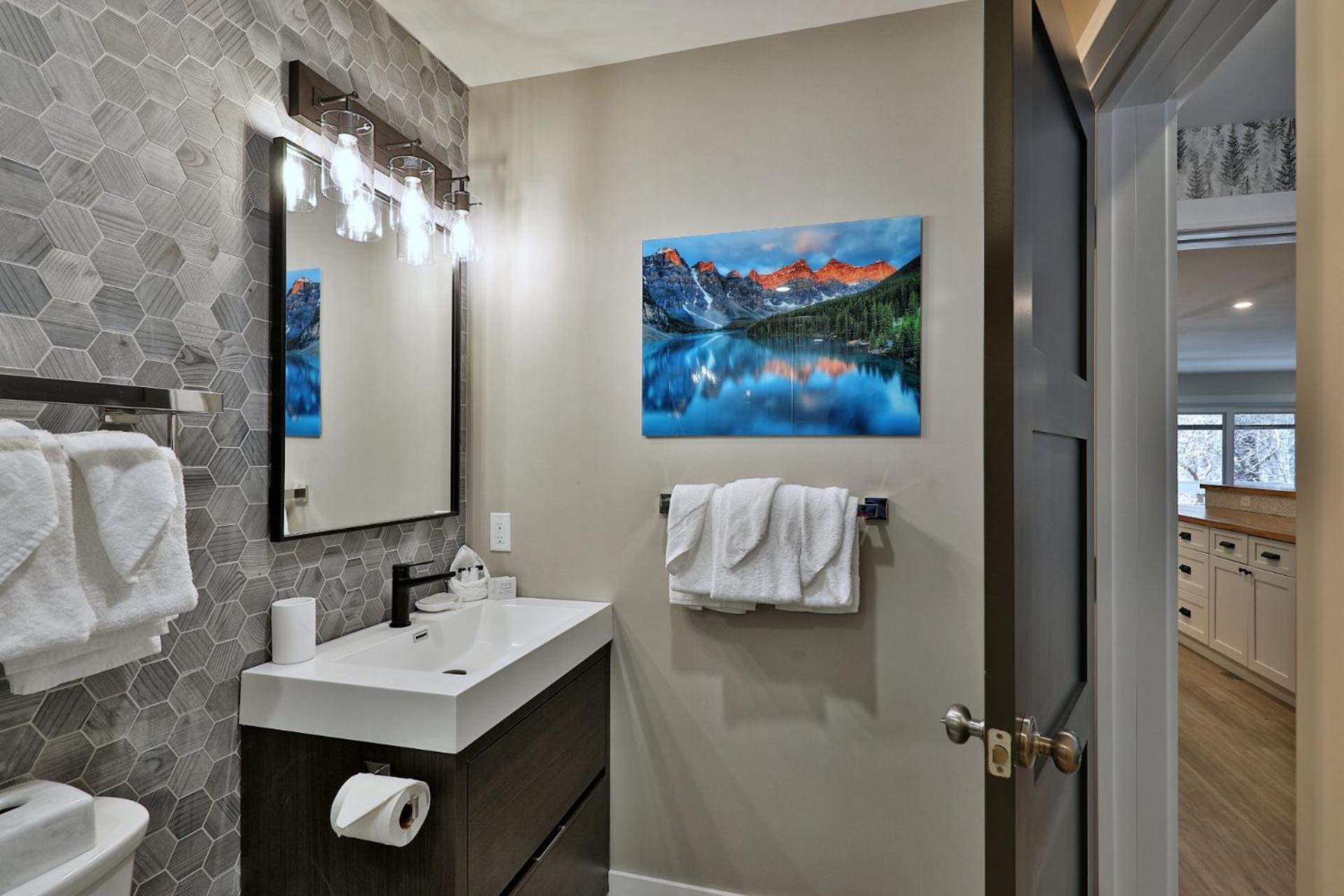 The Swirl Suite, Renovated 2RM-2BA Condo, Sleeps 6, Fireplace, Summer Pool