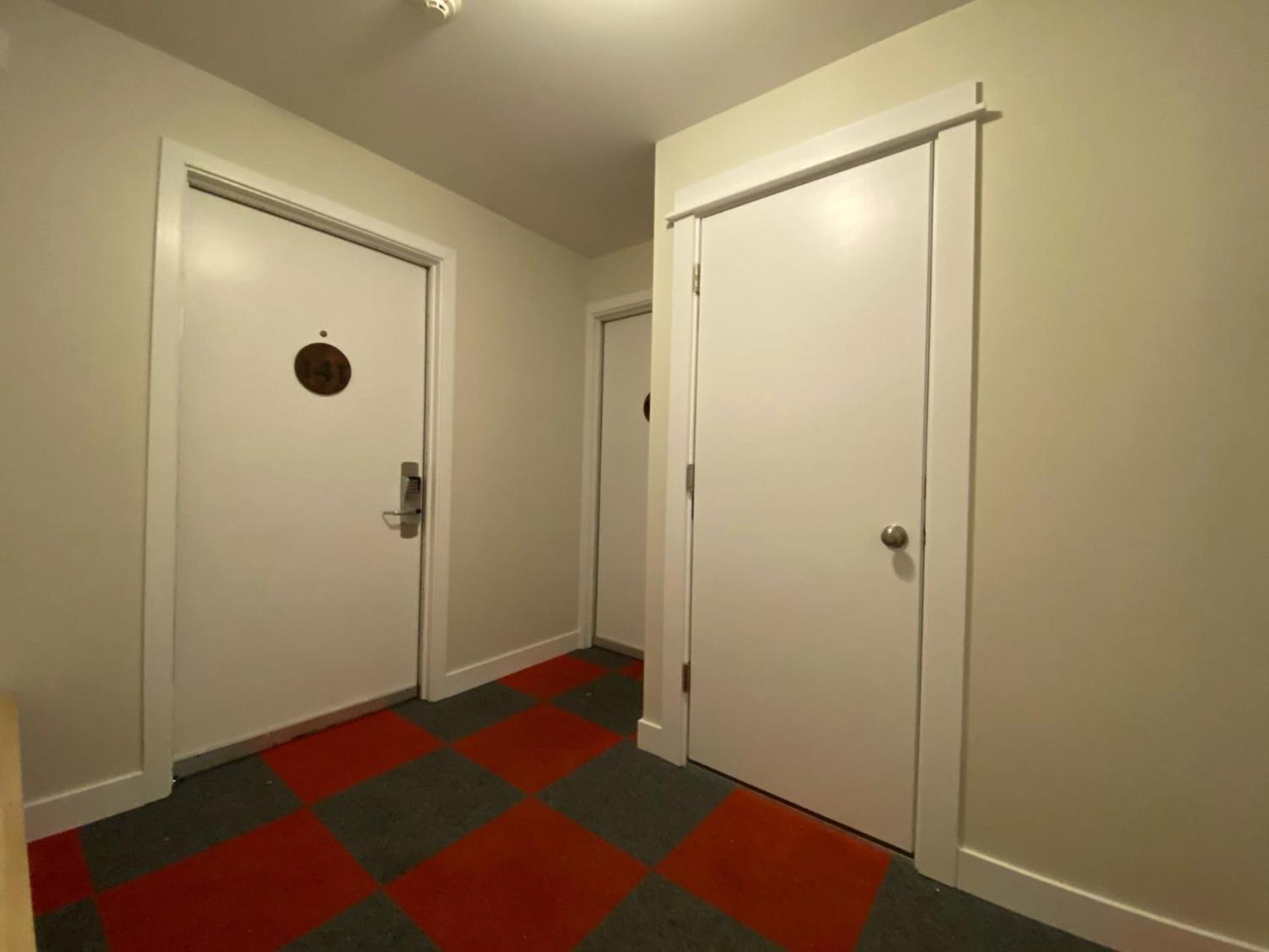 The Swirl Suite, Renovated 2RM-2BA Condo, Sleeps 6, Fireplace, Summer Pool