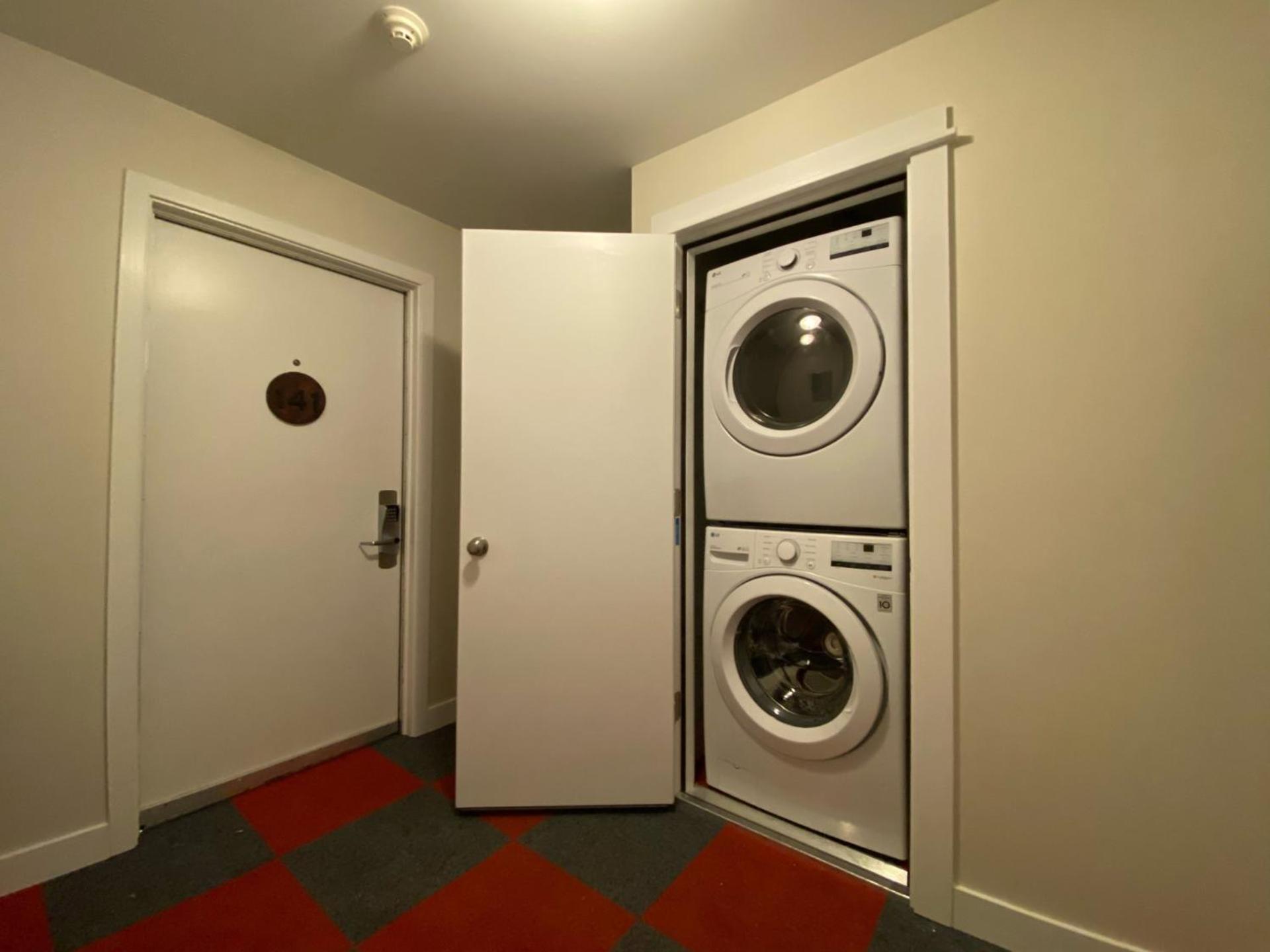The Swirl Suite, Renovated 2RM-2BA Condo, Sleeps 6, Fireplace, Summer Pool