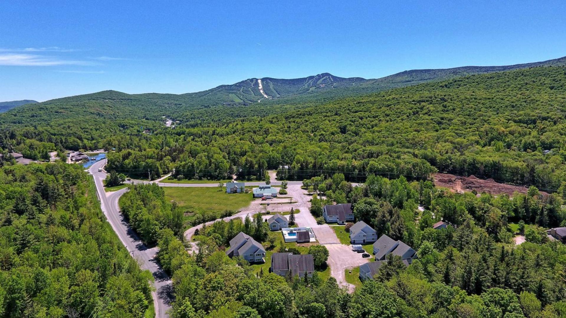 The Swirl Suite, Renovated 2RM-2BA Condo, Sleeps 6, Fireplace, Summer Pool