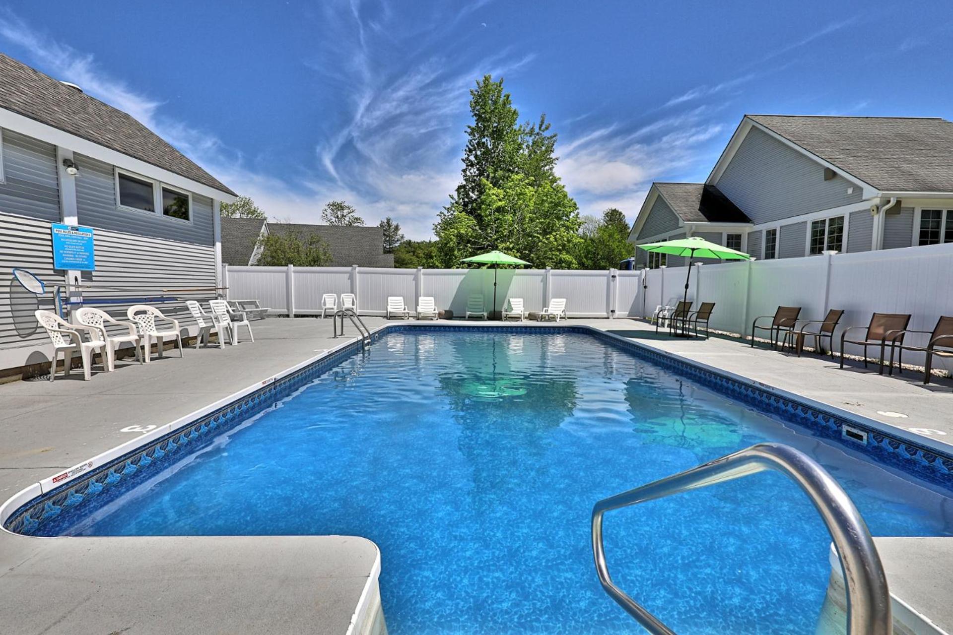 The Swirl Suite, Renovated 2RM-2BA Condo, Sleeps 6, Fireplace, Summer Pool