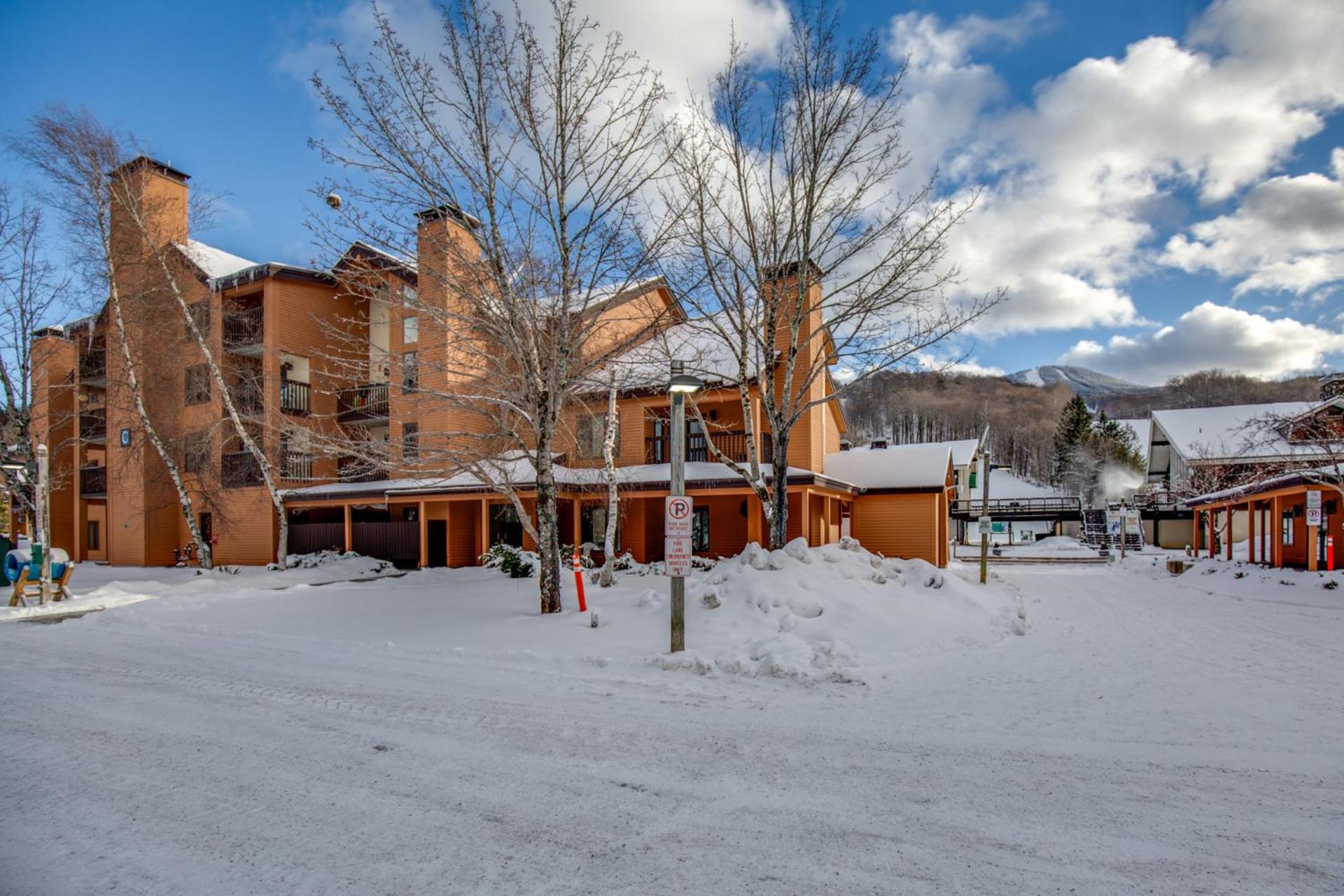 Pico Mountain Condo C-307 - 1 BR, 1BA Steps to Pico Ski Slopes, Bus to Killington