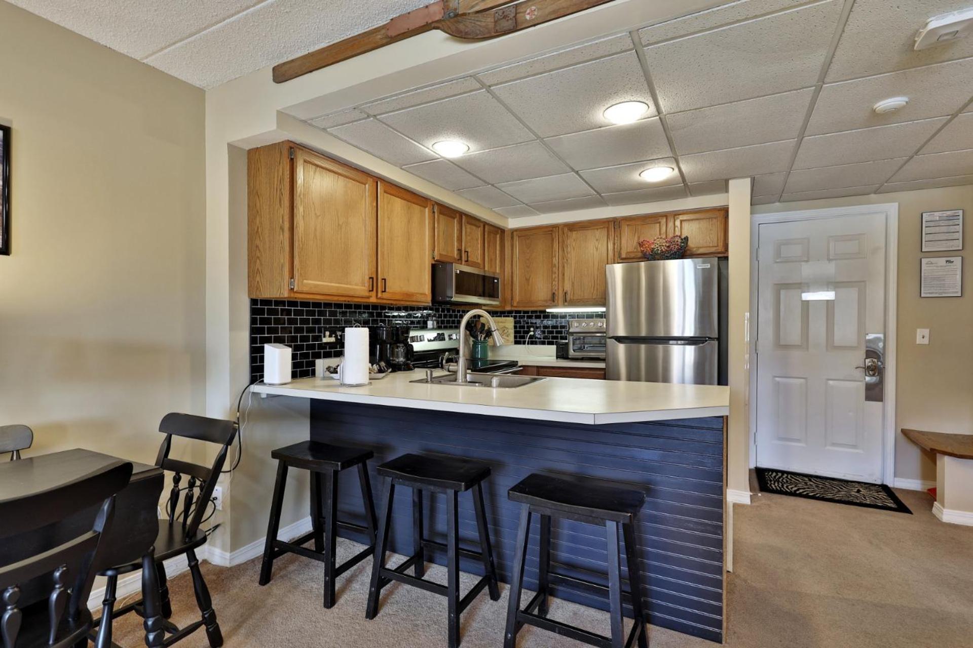 Pico Mountain Condo C-307 - 1 BR, 1BA Steps to Pico Ski Slopes, Bus to Killington