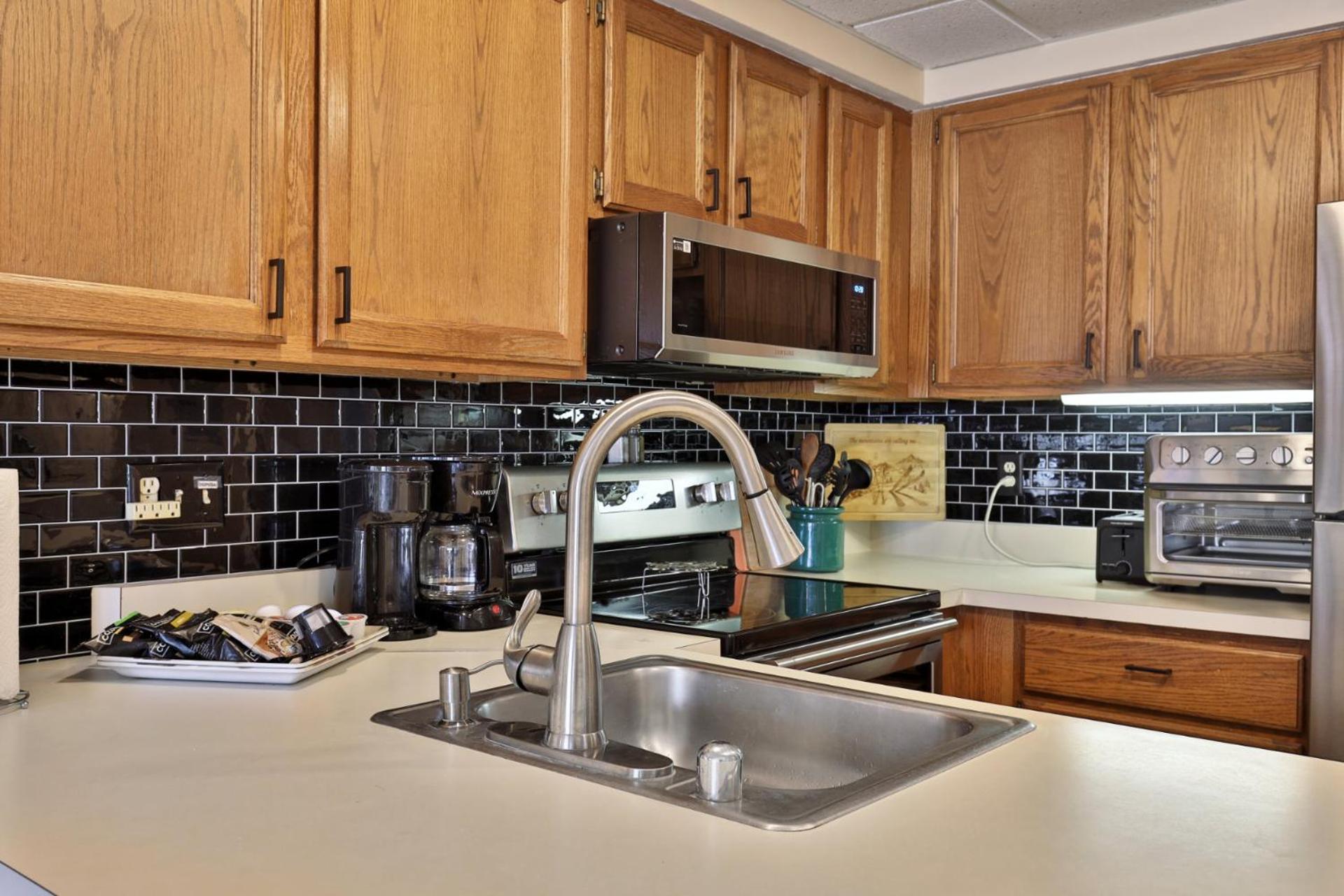 Pico Mountain Condo C-307 - 1 BR, 1BA Steps to Pico Ski Slopes, Bus to Killington