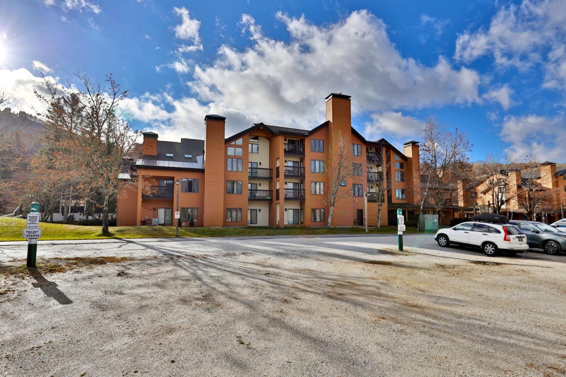 Pico Mountain Condo C-307 - 1 BR, 1BA Steps to Pico Ski Slopes, Bus to Killington