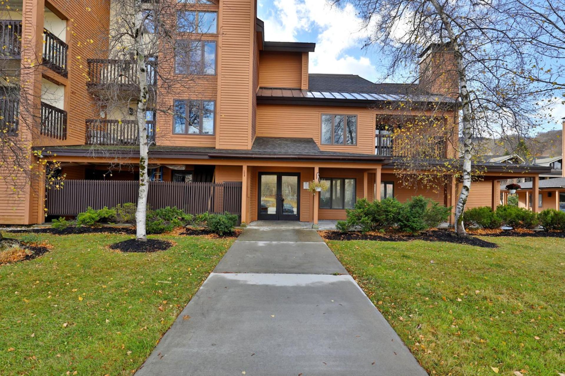 Pico Mountain Condo C-307 - 1 BR, 1BA Steps to Pico Ski Slopes, Bus to Killington