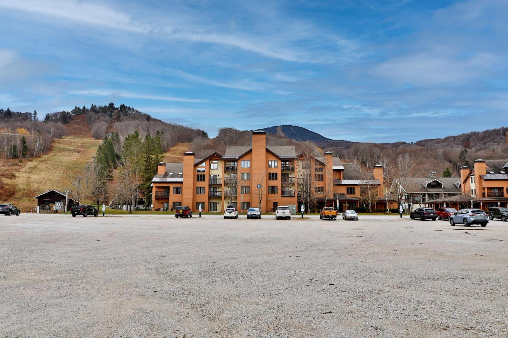 Pico Mountain Condo C-307 - 1 BR, 1BA Steps to Pico Ski Slopes, Bus to Killington