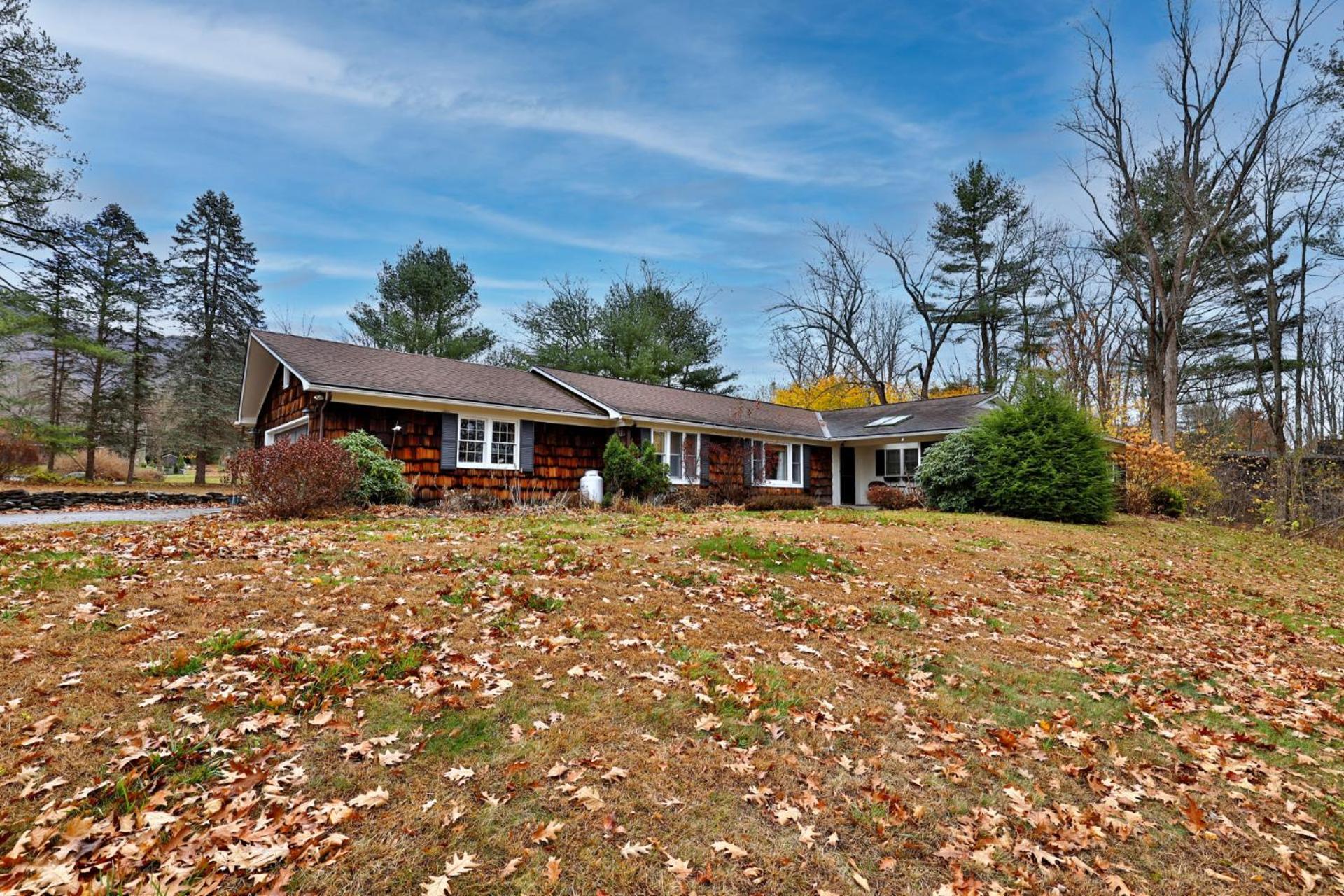 Susan Lane Hideaway - 4BR, 3BA Renovated Home, Close to Skiing and Town, Fireplace