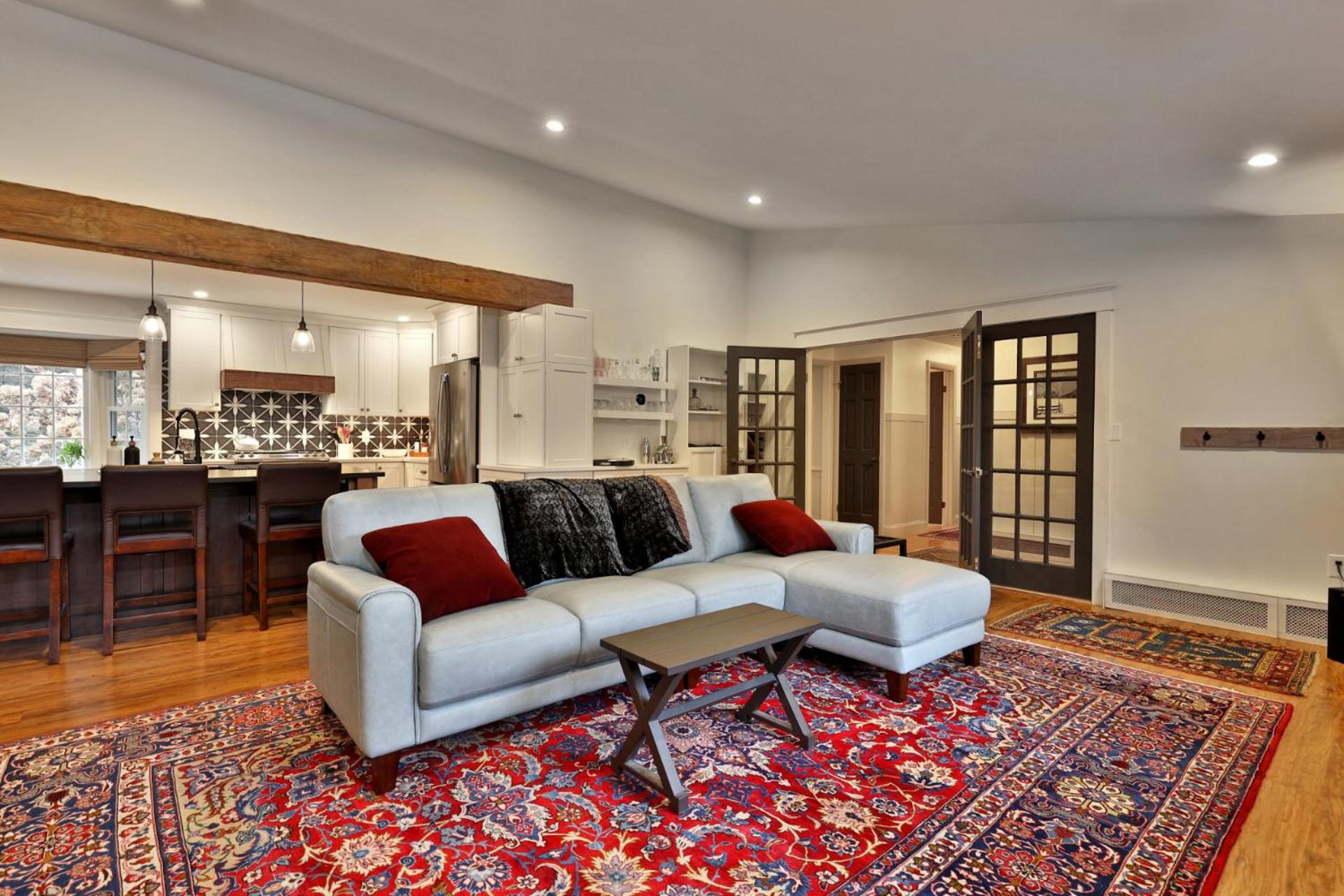 Susan Lane Hideaway - 4BR, 3BA Renovated Home, Close to Skiing and Town, Fireplace