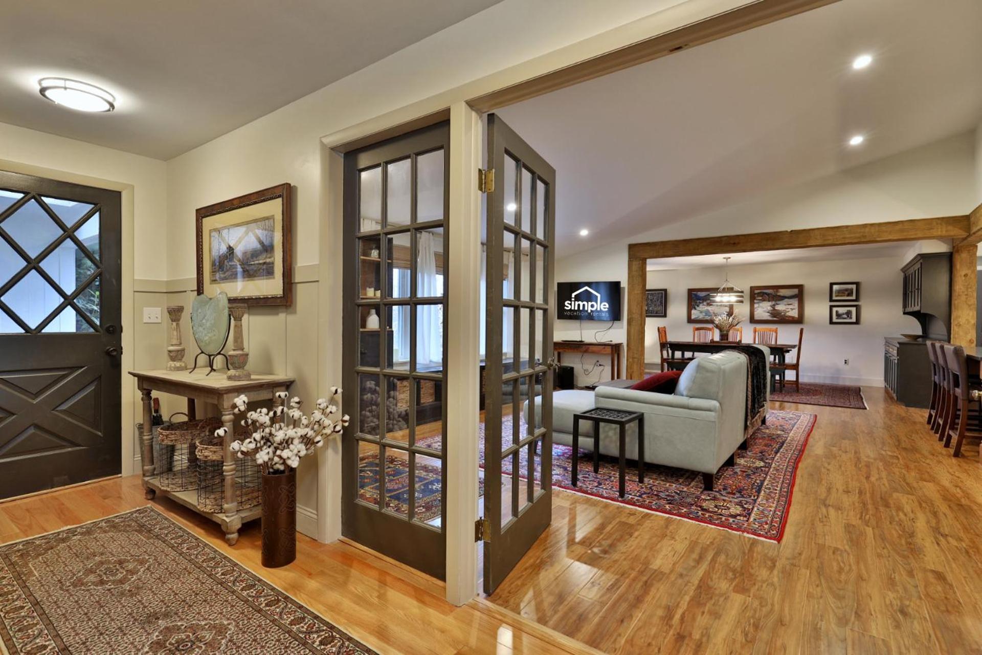 Susan Lane Hideaway - 4BR, 3BA Renovated Home, Close to Skiing and Town, Fireplace
