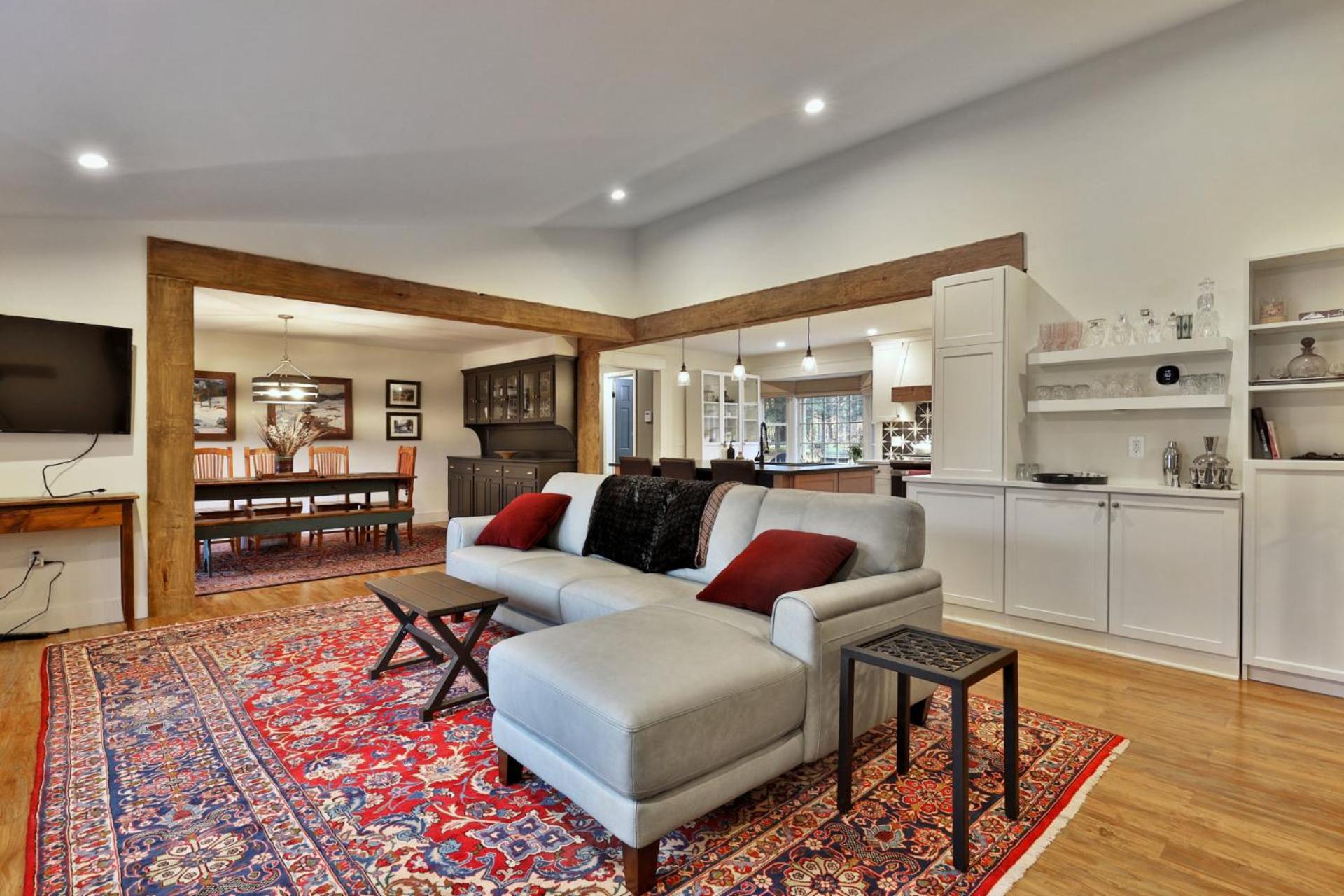 Susan Lane Hideaway - 4BR, 3BA Renovated Home, Close to Skiing and Town, Fireplace