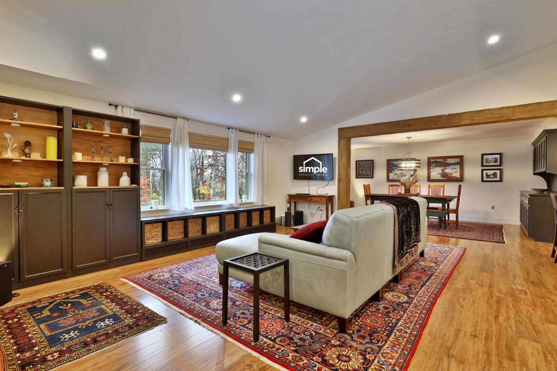 Susan Lane Hideaway - 4BR, 3BA Renovated Home, Close to Skiing and Town, Fireplace