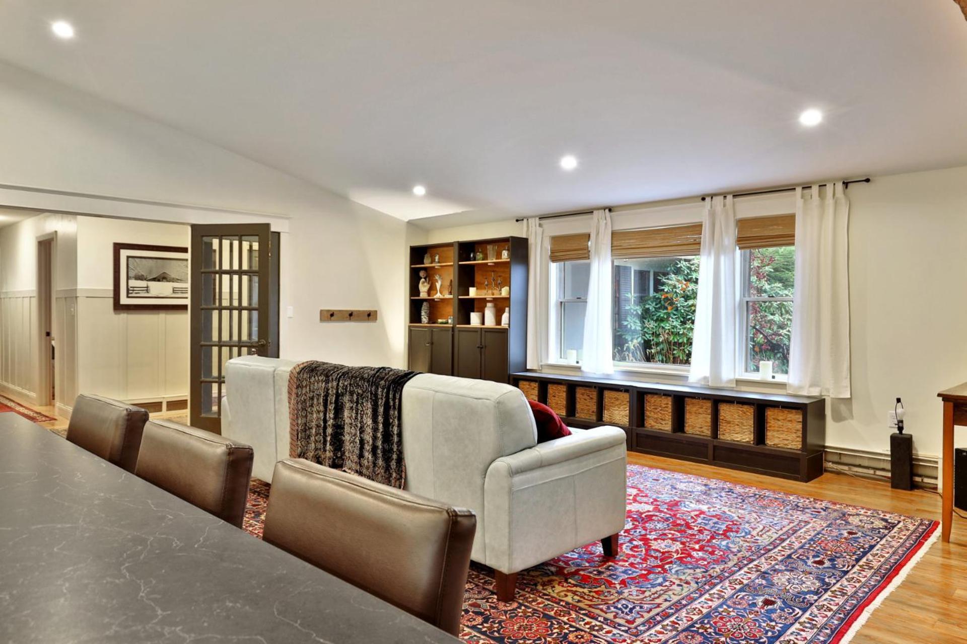 Susan Lane Hideaway - 4BR, 3BA Renovated Home, Close to Skiing and Town, Fireplace