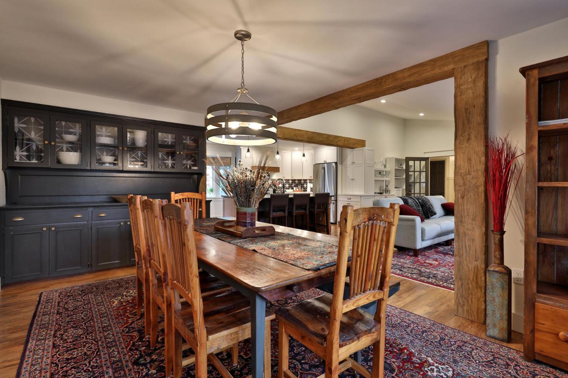 Susan Lane Hideaway - 4BR, 3BA Renovated Home, Close to Skiing and Town, Fireplace