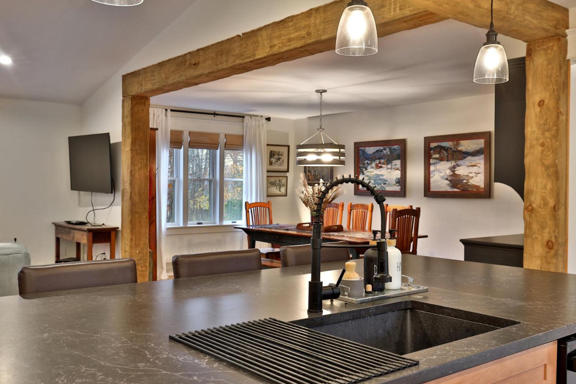 Susan Lane Hideaway - 4BR, 3BA Renovated Home, Close to Skiing and Town, Fireplace