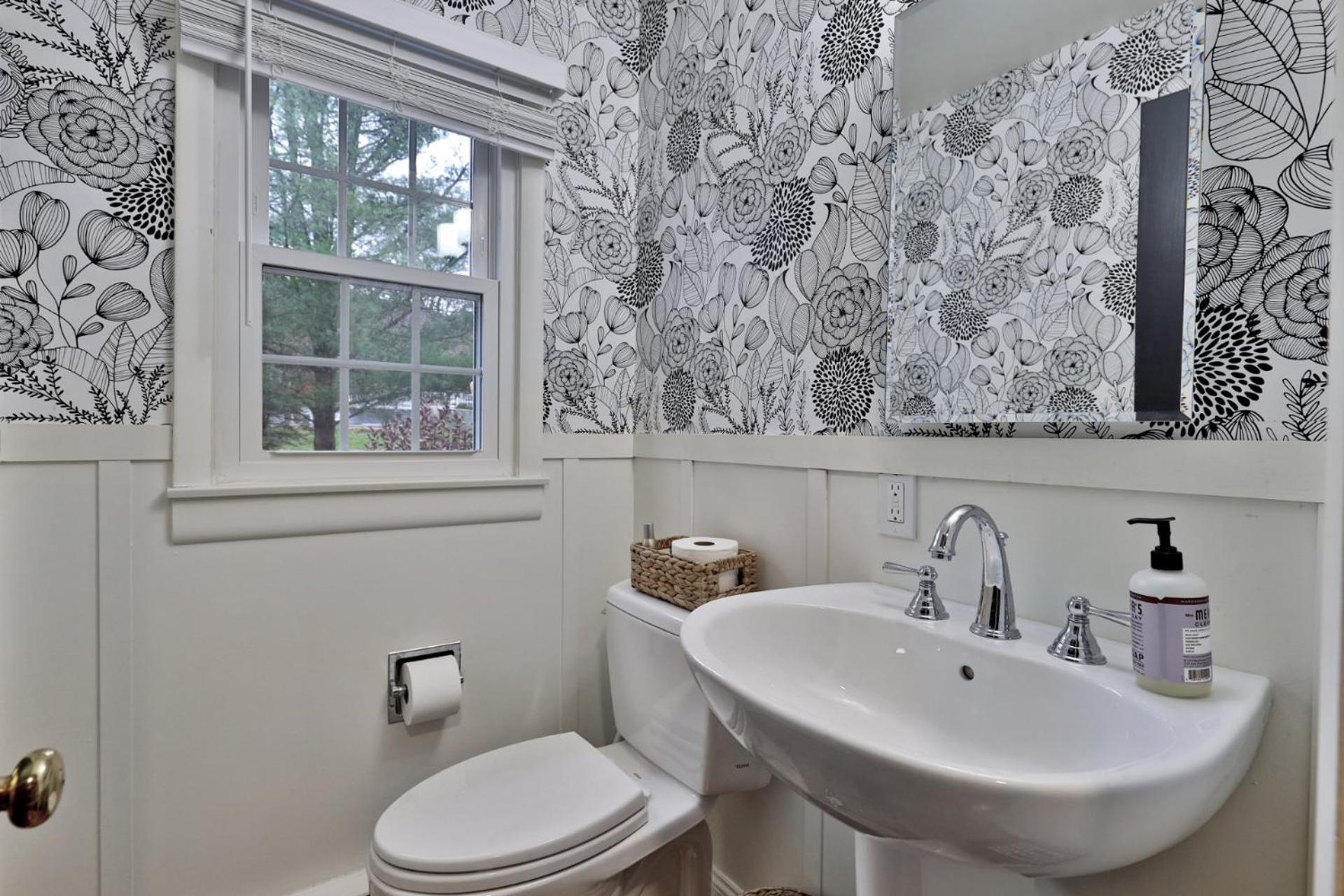 Susan Lane Hideaway - 4BR, 3BA Renovated Home, Close to Skiing and Town, Fireplace