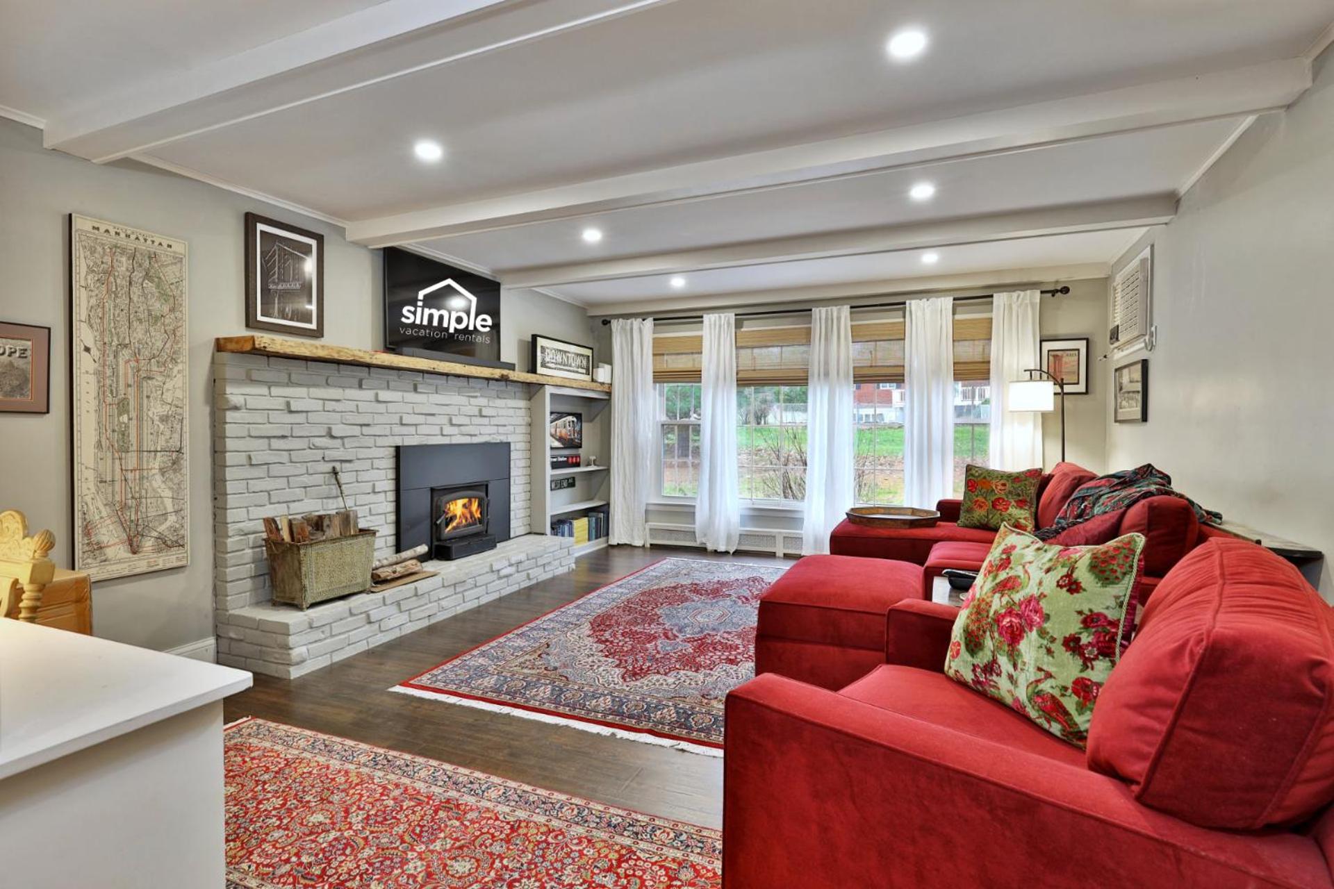 Susan Lane Hideaway - 4BR, 3BA Renovated Home, Close to Skiing and Town, Fireplace