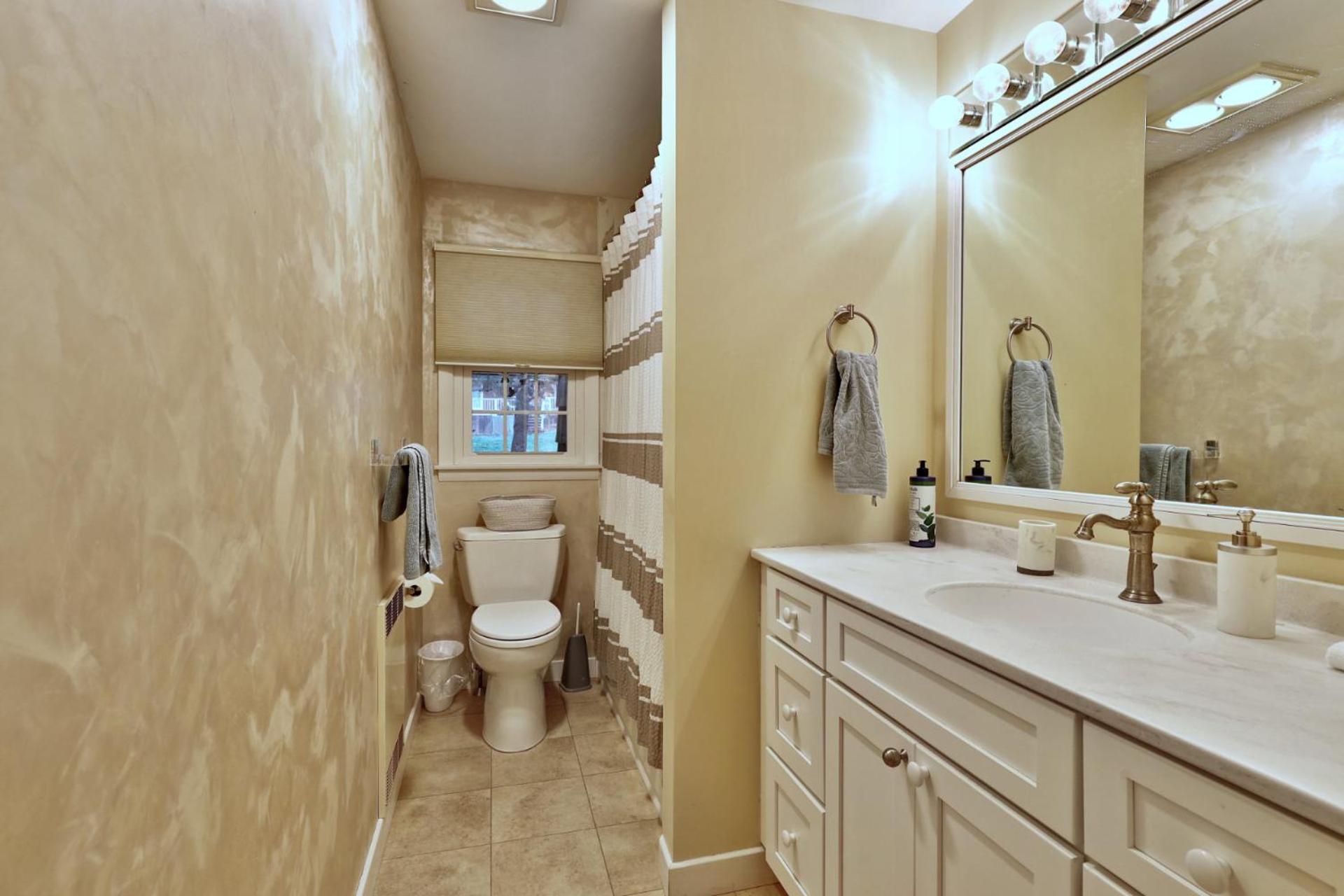 Susan Lane Hideaway - 4BR, 3BA Renovated Home, Close to Skiing and Town, Fireplace