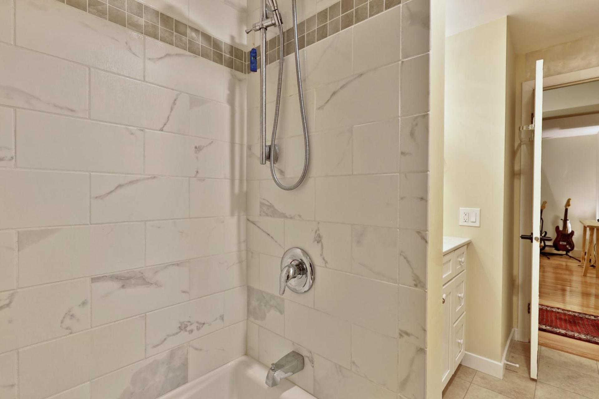 Susan Lane Hideaway - 4BR, 3BA Renovated Home, Close to Skiing and Town, Fireplace