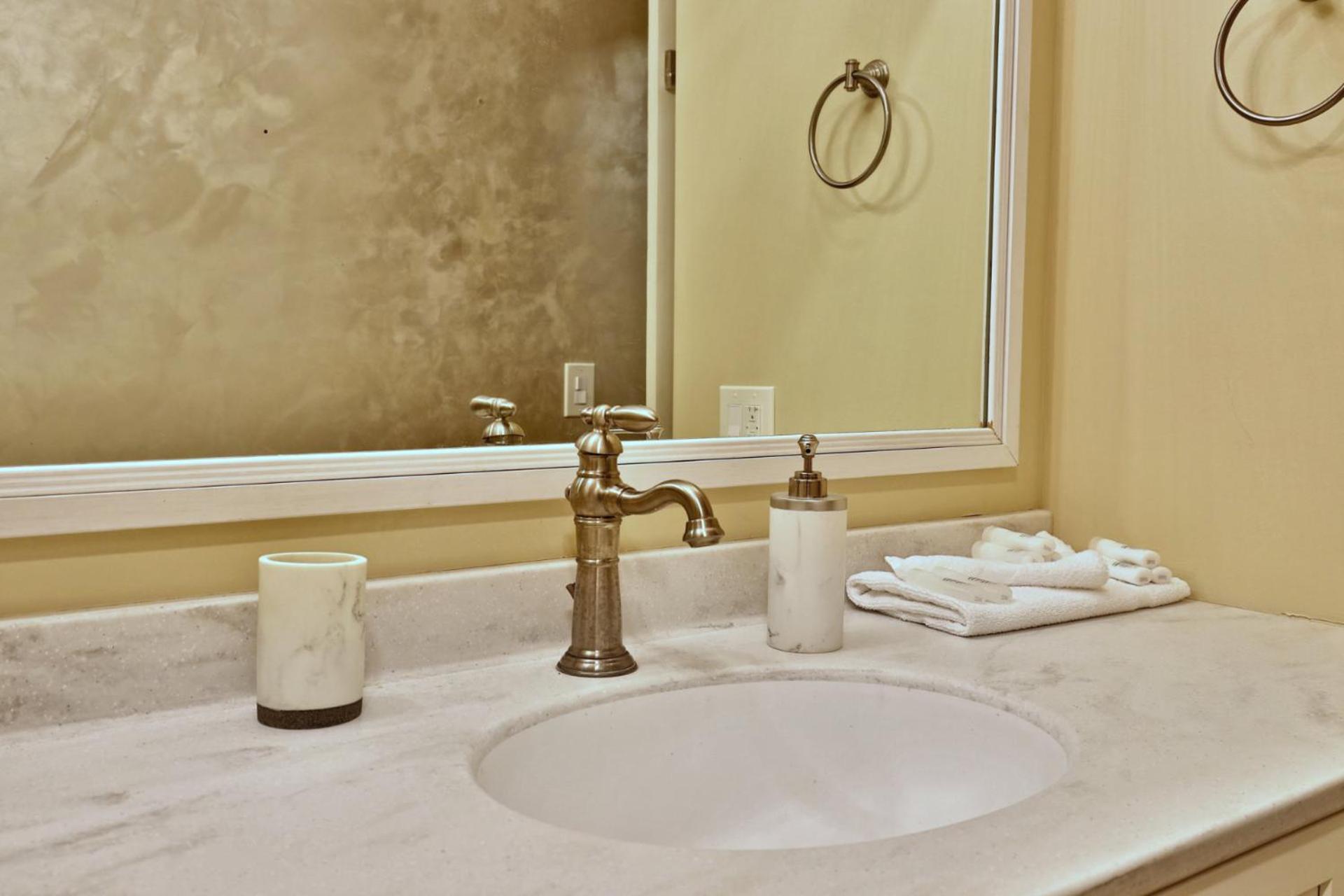 Susan Lane Hideaway - 4BR, 3BA Renovated Home, Close to Skiing and Town, Fireplace