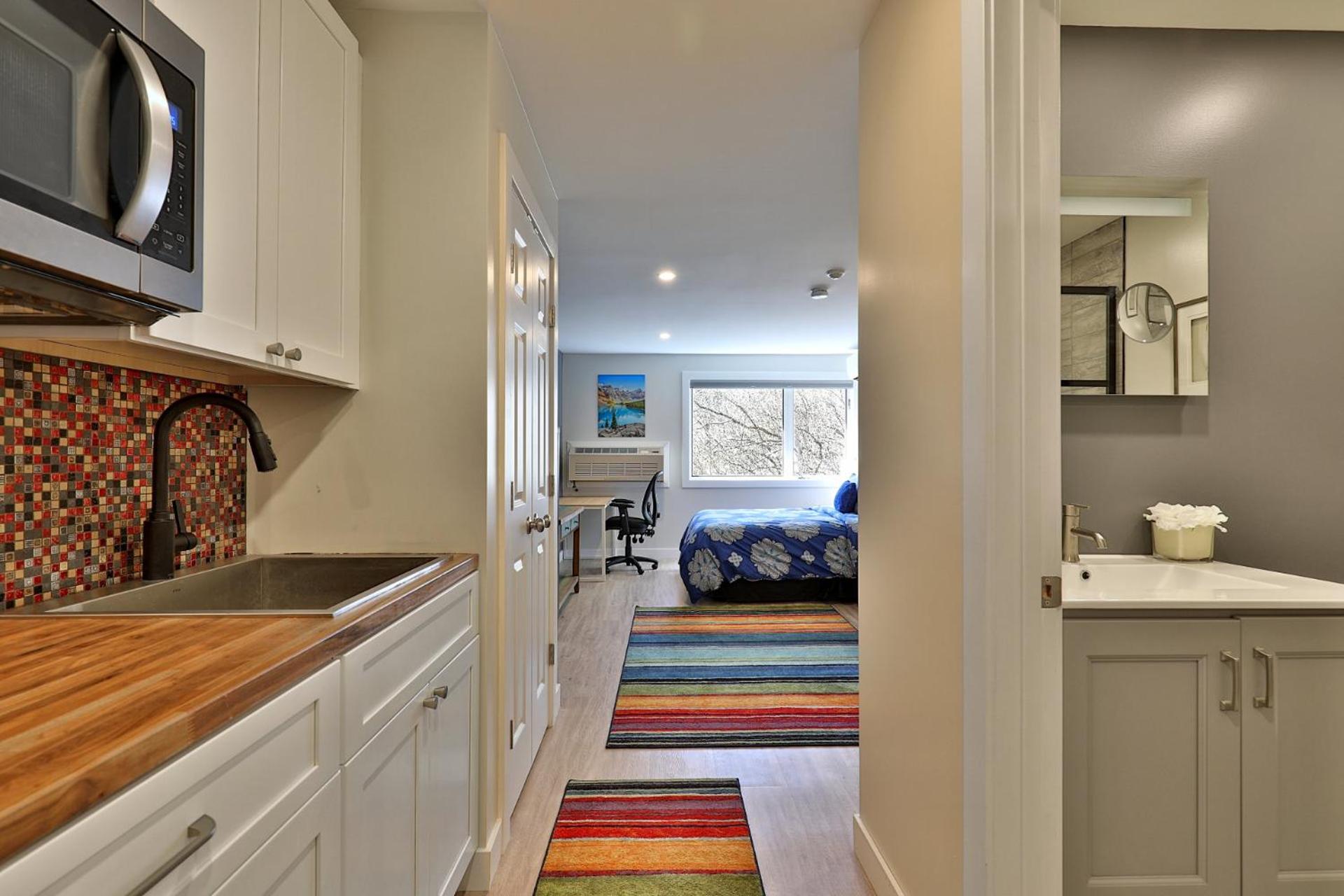 Swirl Suite B - Studio with Kitchenette and Workspace