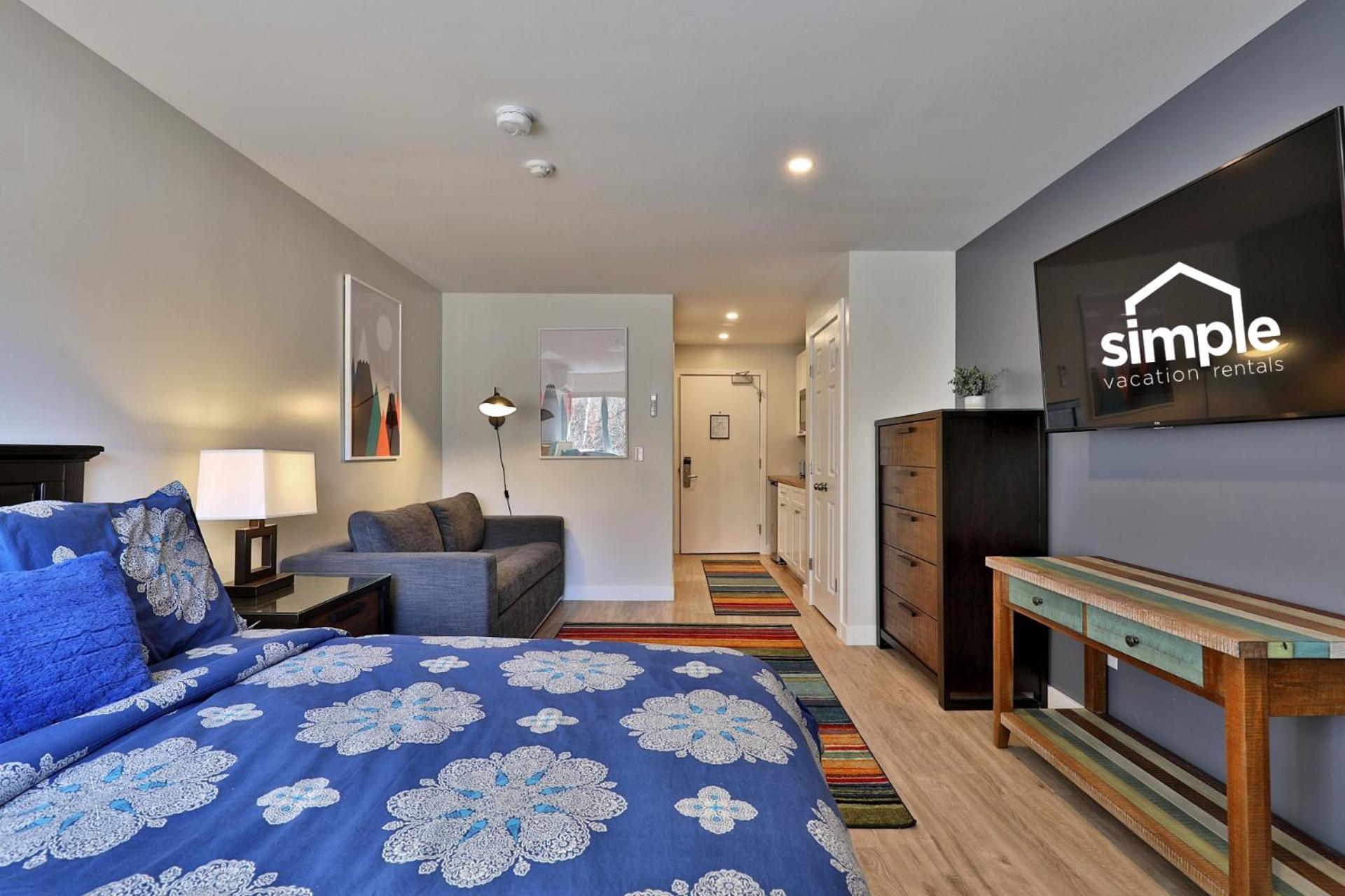 Swirl Suite B - Studio with Kitchenette and Workspace