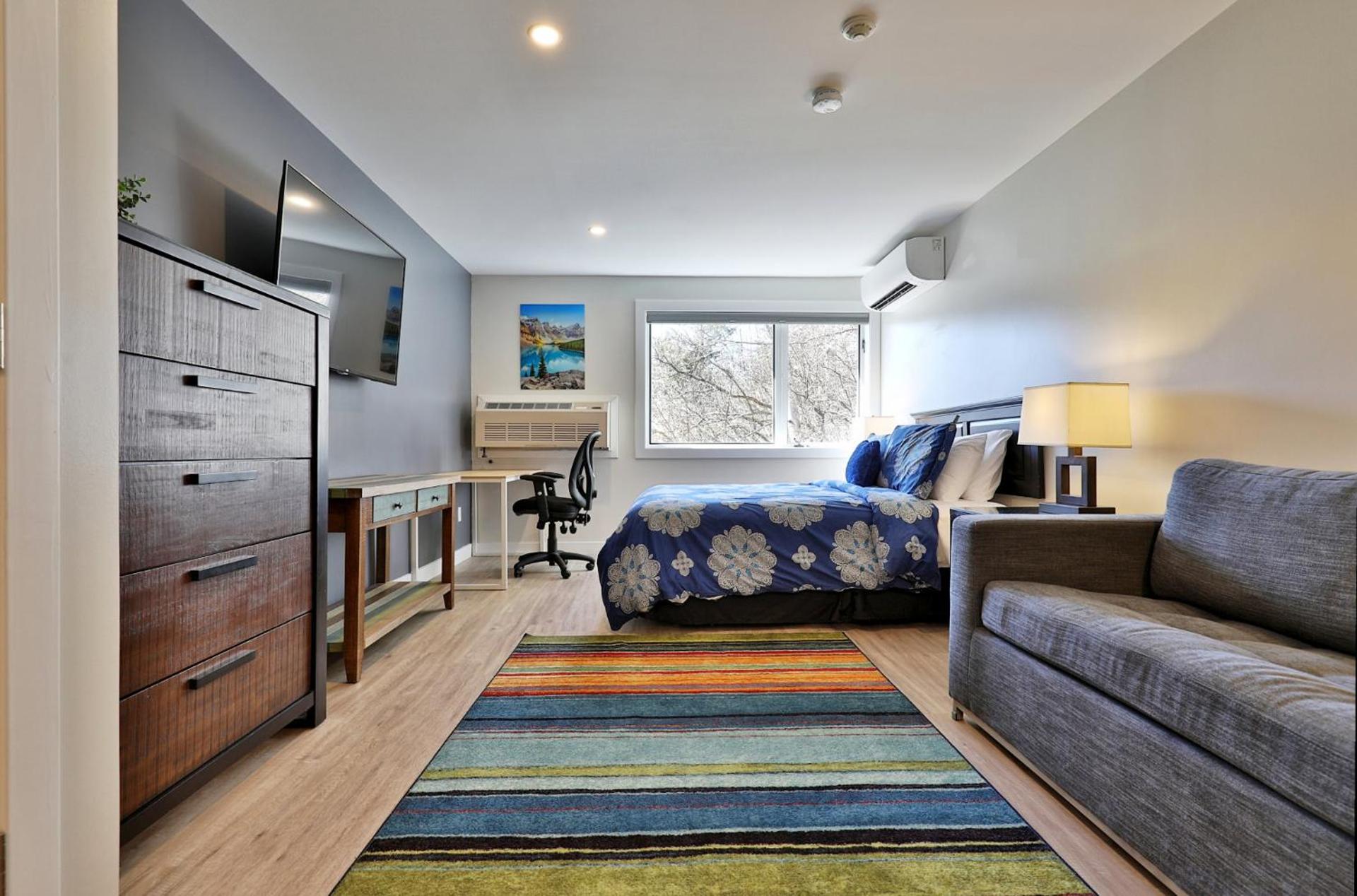 Swirl Suite B - Studio with Kitchenette and Workspace