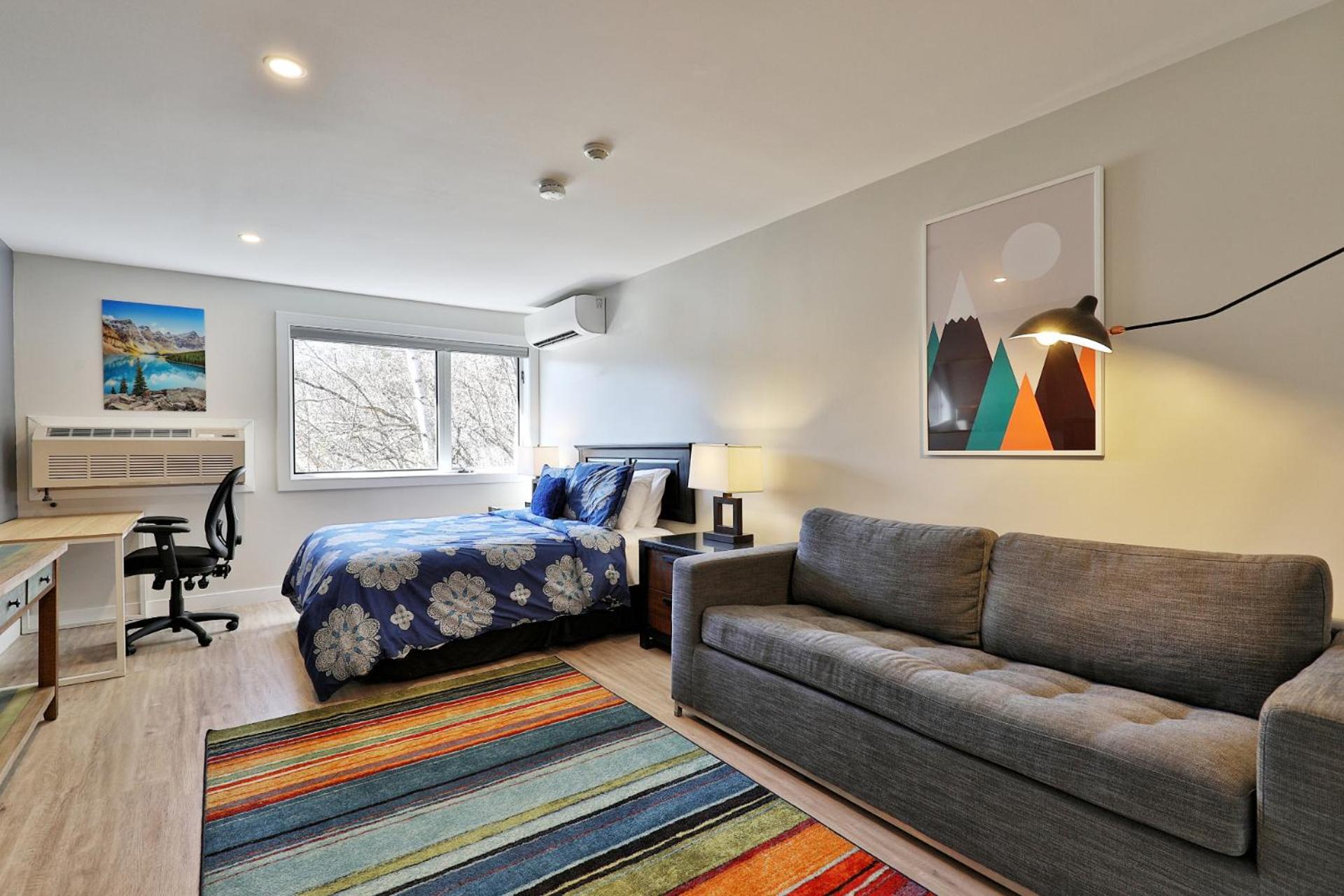 Swirl Suite B - Studio with Kitchenette and Workspace