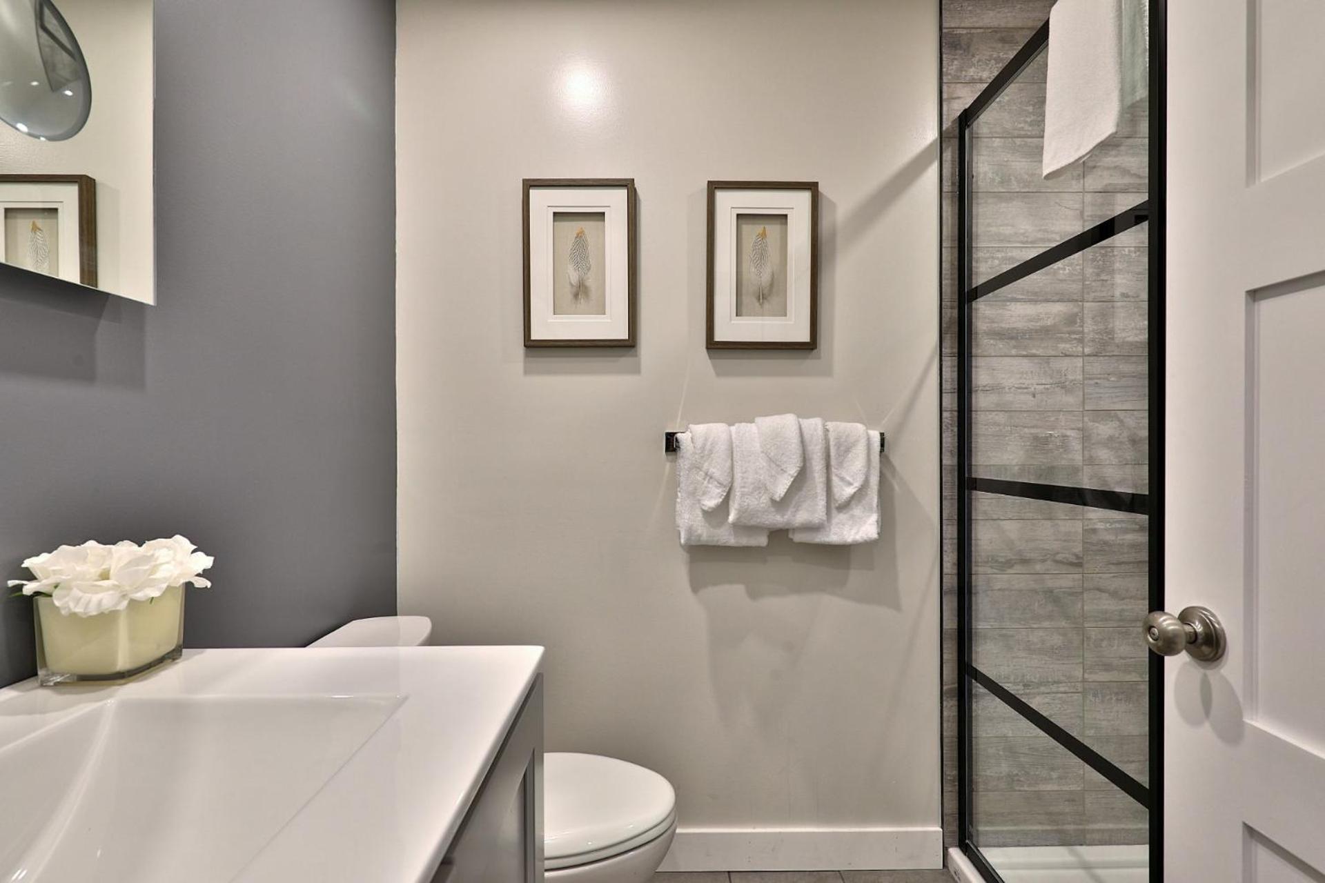 Swirl Suite B - Studio with Kitchenette and Workspace