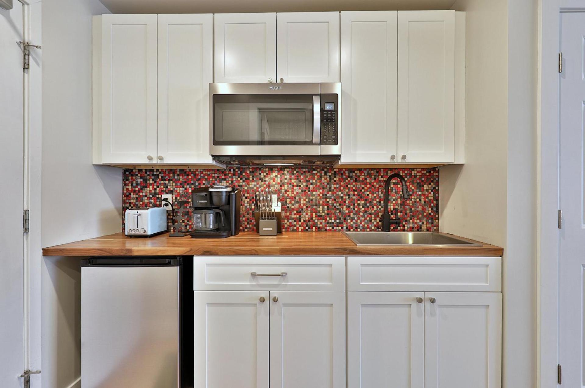 Swirl Suite B - Studio with Kitchenette and Workspace